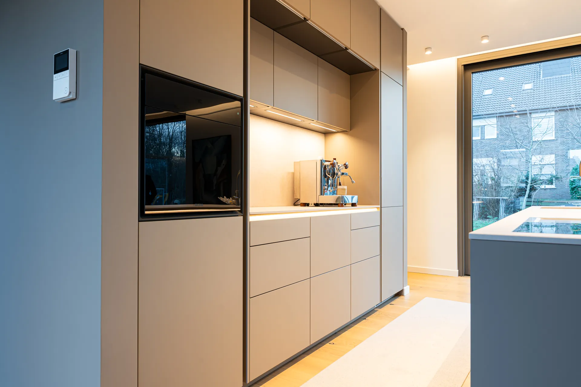 Grifflose Designküche mit Insel – Einzeilige Wohnküche mit Keramik