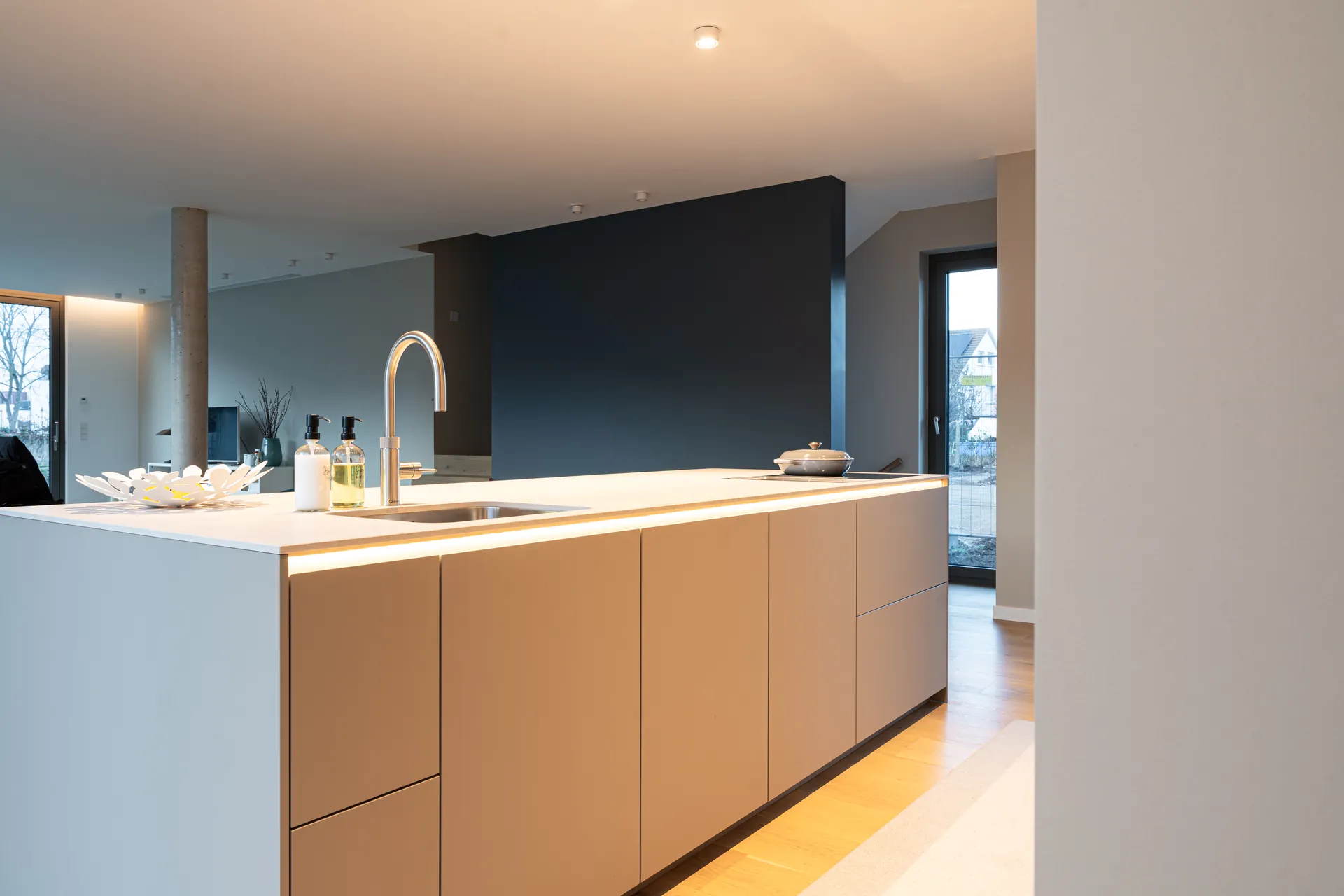 Grifflose Designküche mit Insel – Einzeilige Wohnküche mit Keramik