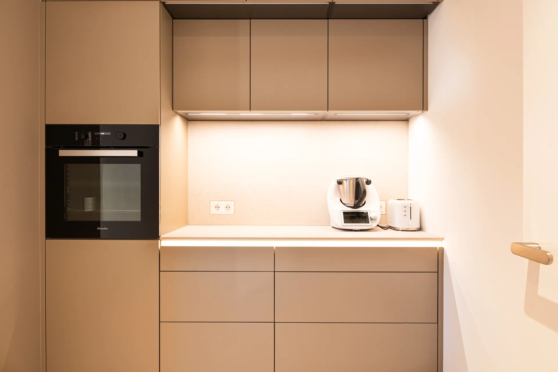 Grifflose Designküche mit Insel – Einzeilige Wohnküche mit Keramik