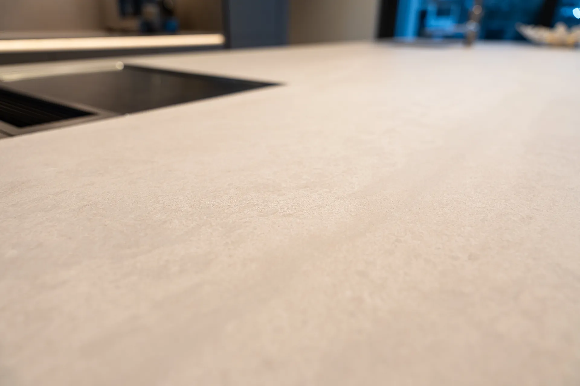 Grifflose Designküche mit Insel – Einzeilige Wohnküche mit Keramik