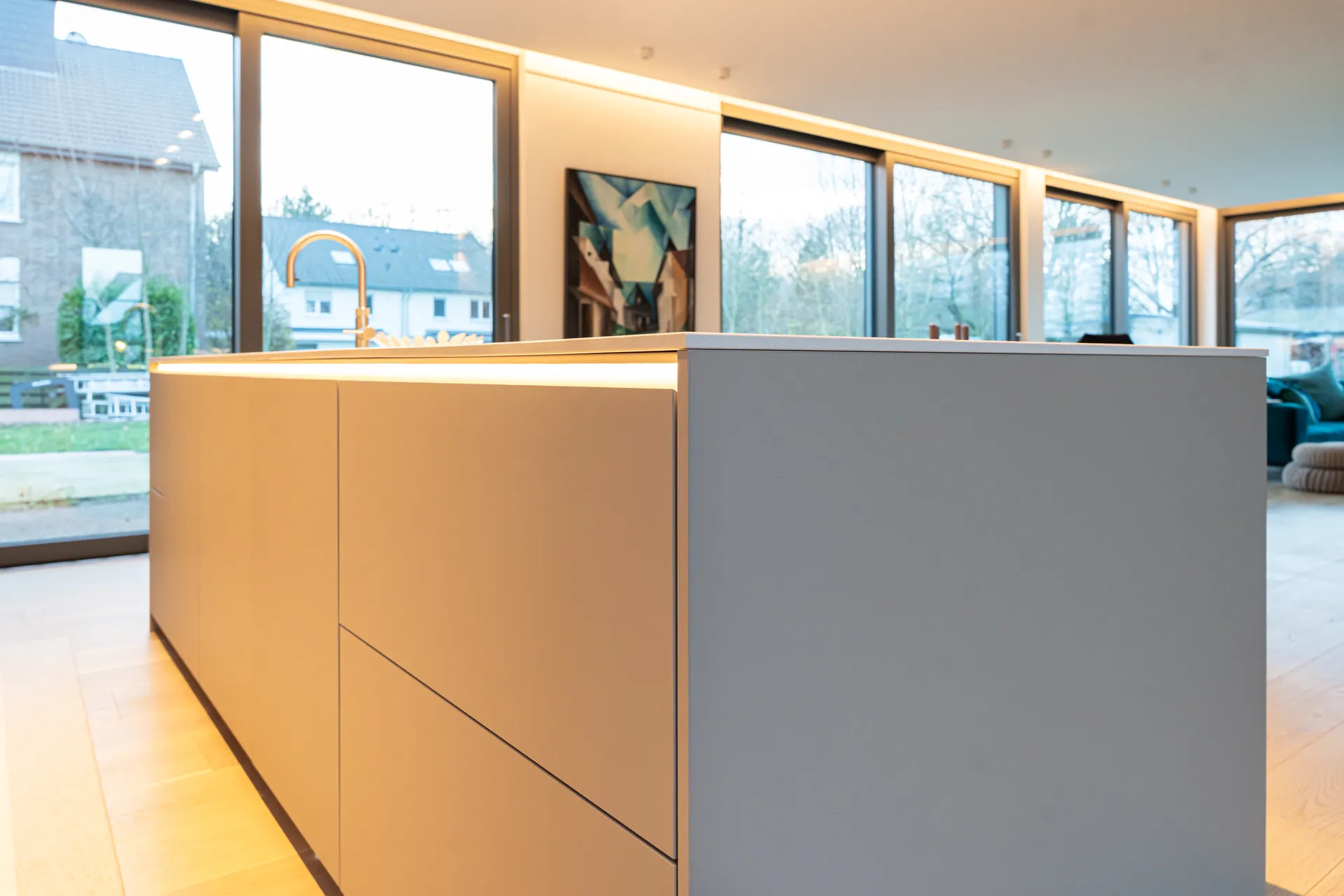 Grifflose Designküche mit Insel – Einzeilige Wohnküche mit Keramik