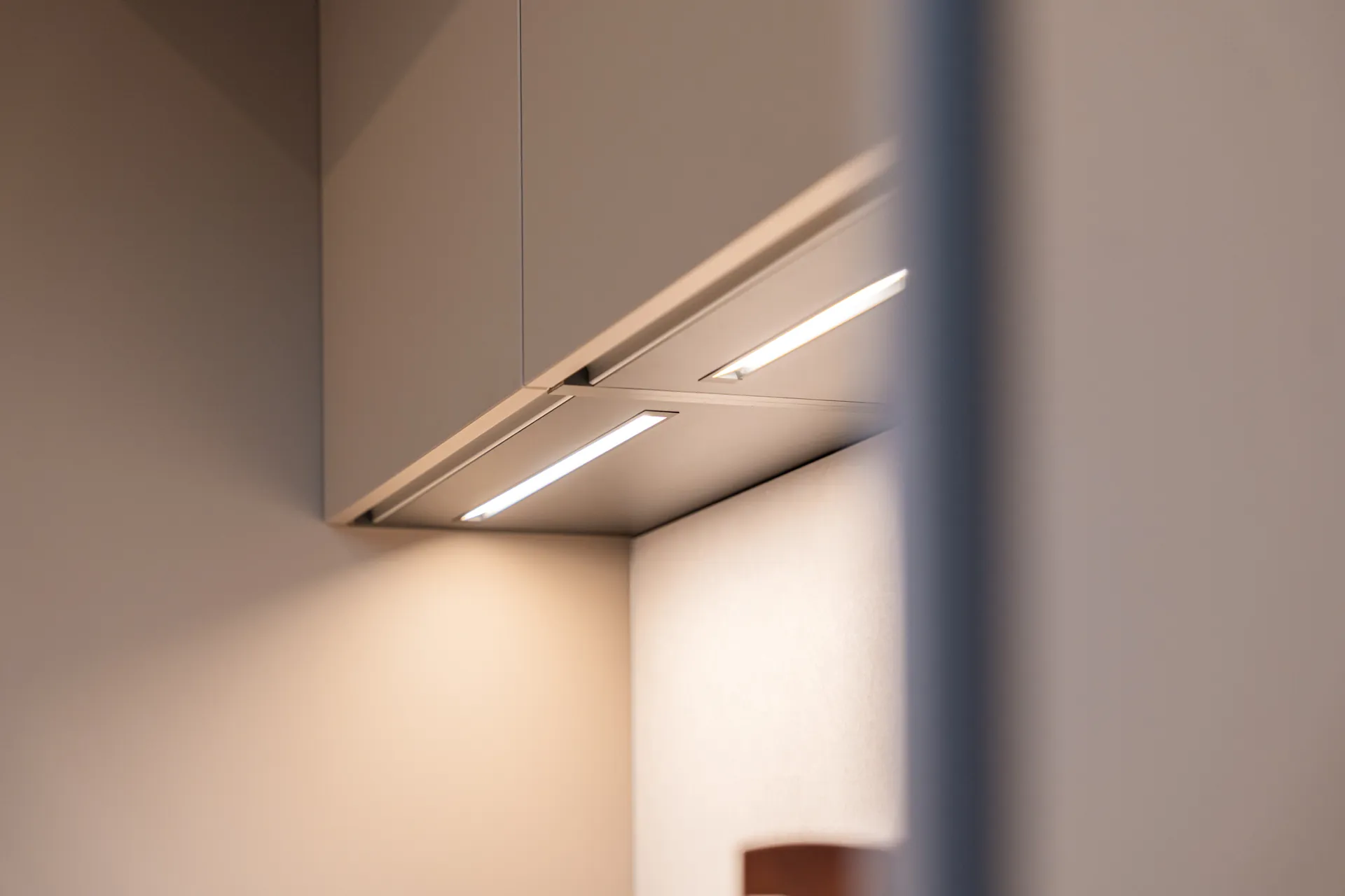 Grifflose Designküche mit Insel – Einzeilige Wohnküche mit Keramik