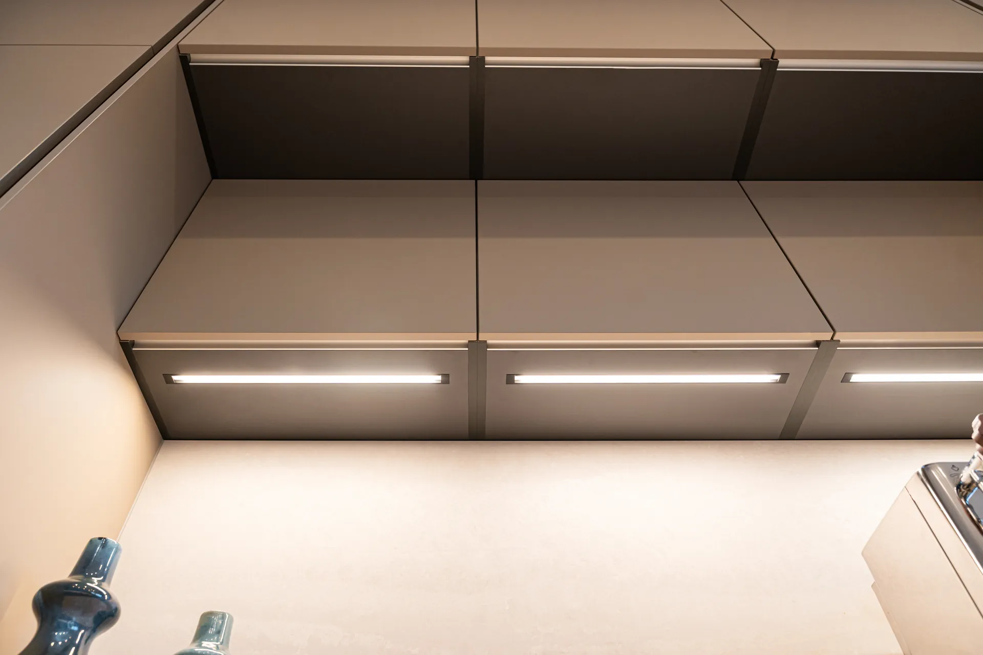 Grifflose Designküche mit Insel – Einzeilige Wohnküche mit Keramik