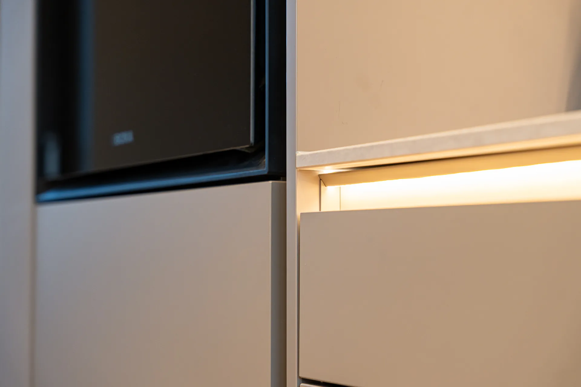 Grifflose Designküche mit Insel – Einzeilige Wohnküche mit Keramik