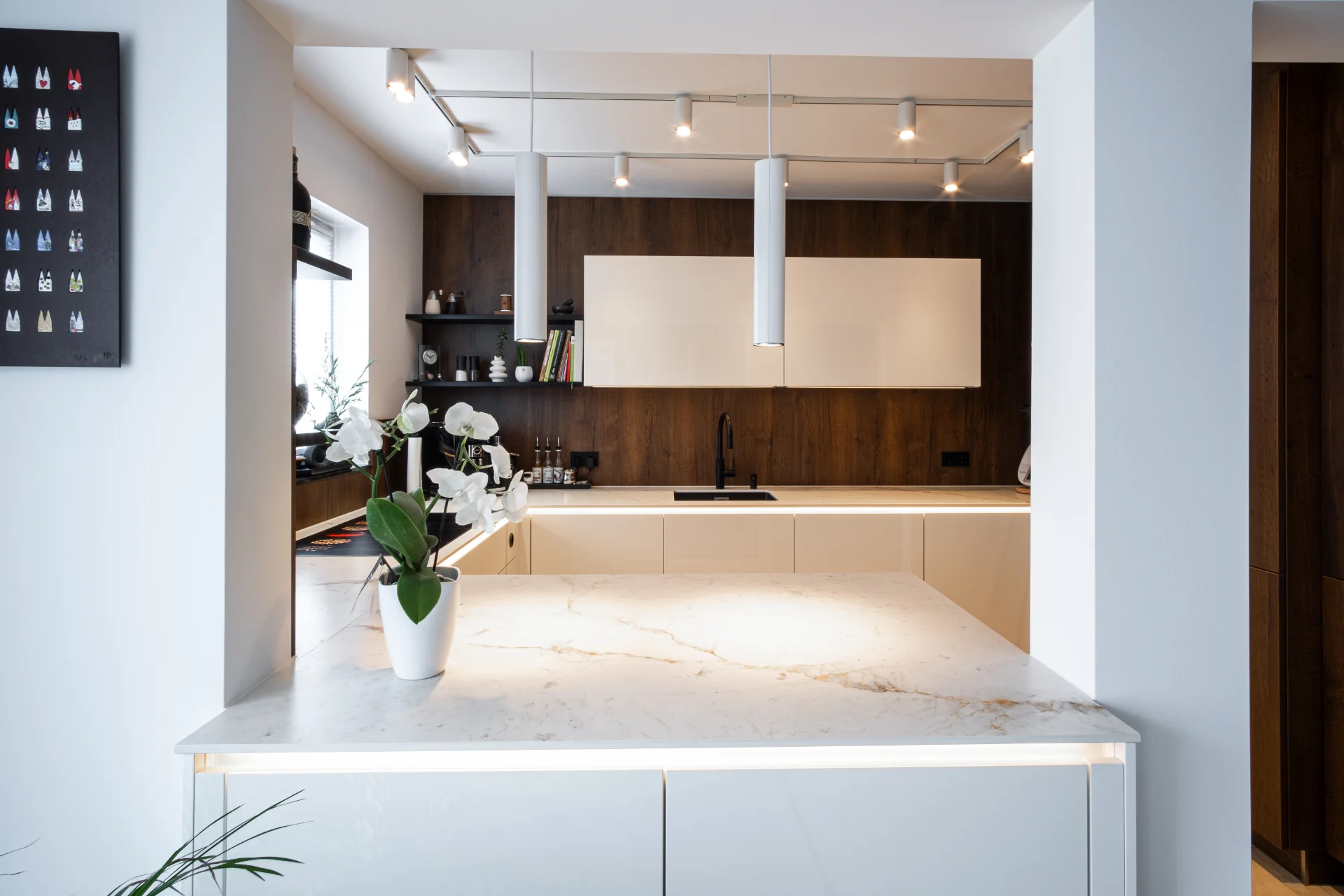 Grifflose Designküche in U-Form – Keramik und Nussbaum