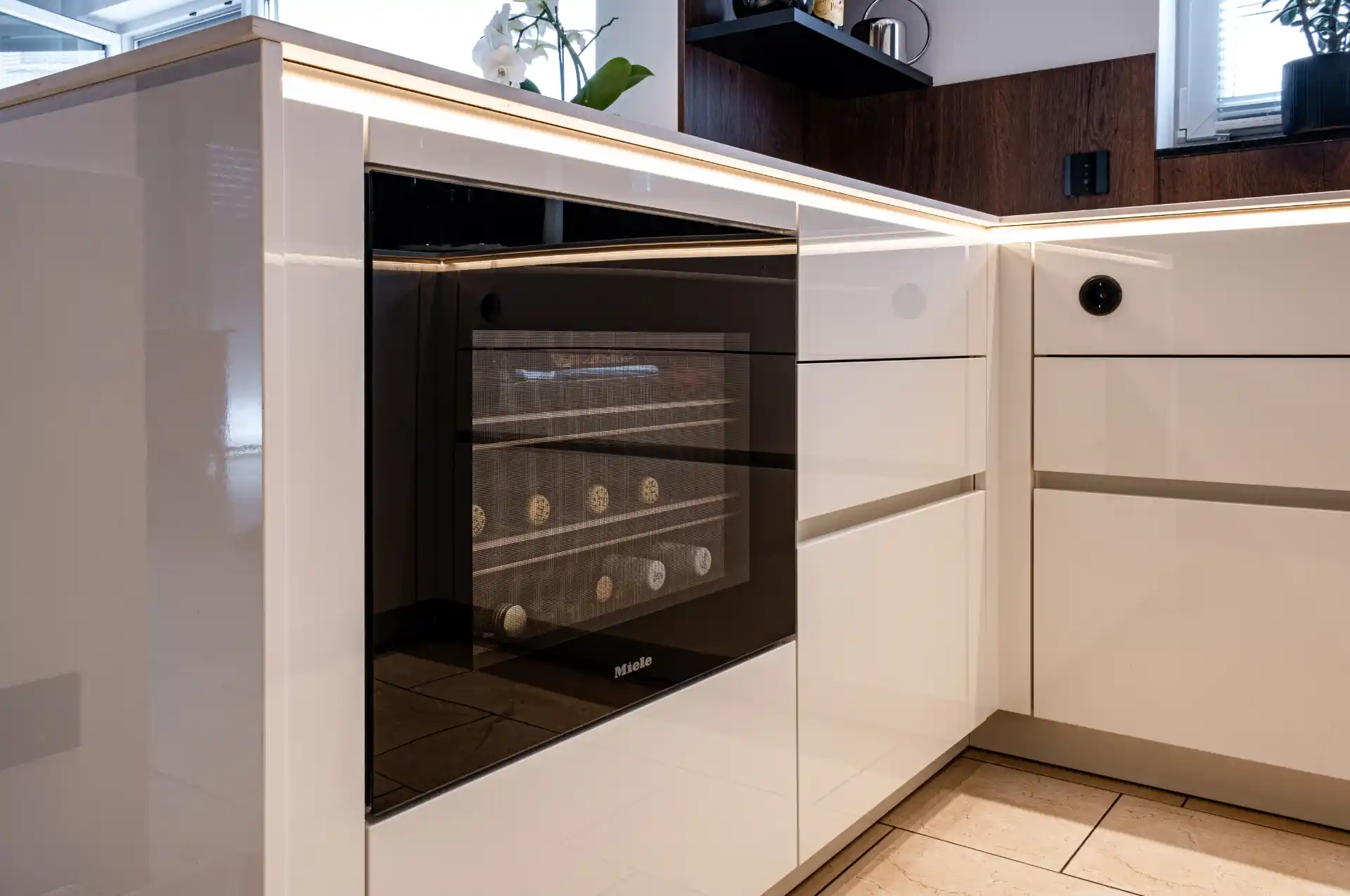 Grifflose Designküche in U-Form – Keramik und Nussbaum