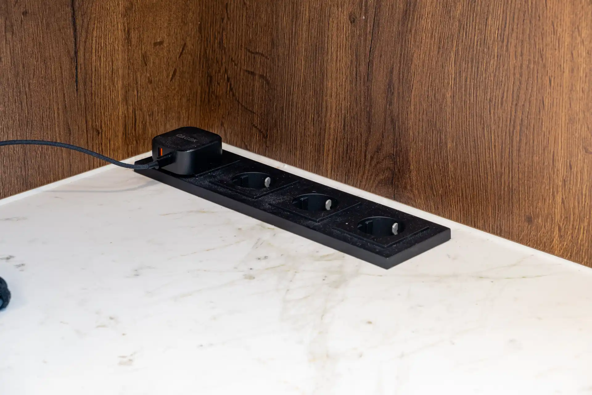 Grifflose Designküche in U-Form – Keramik und Nussbaum