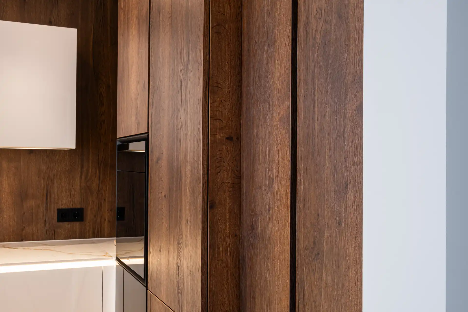 Grifflose Designküche in U-Form – Keramik und Nussbaum