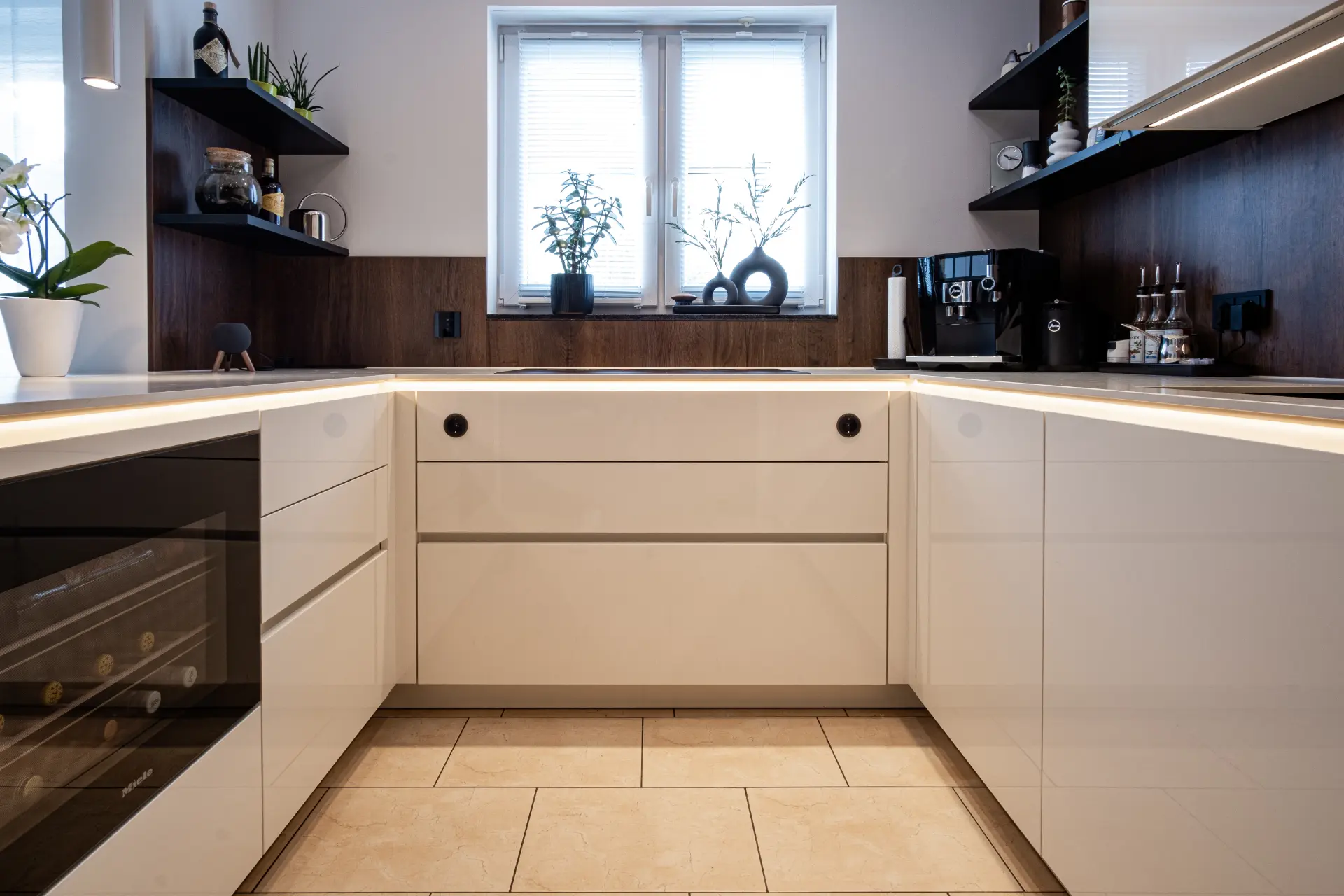 Grifflose Designküche in U-Form – Keramik und Nussbaum