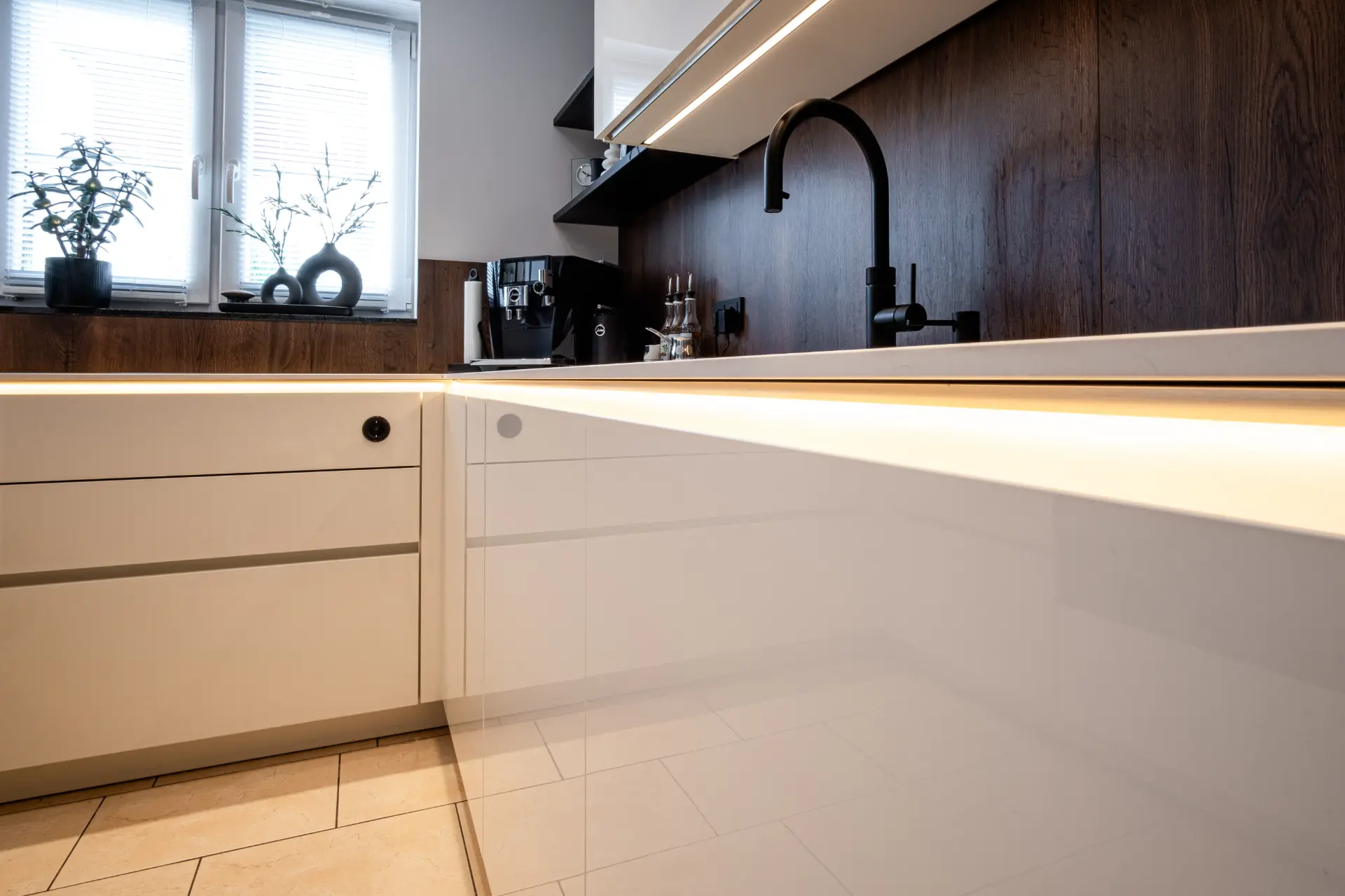 Grifflose Designküche in U-Form – Keramik und Nussbaum