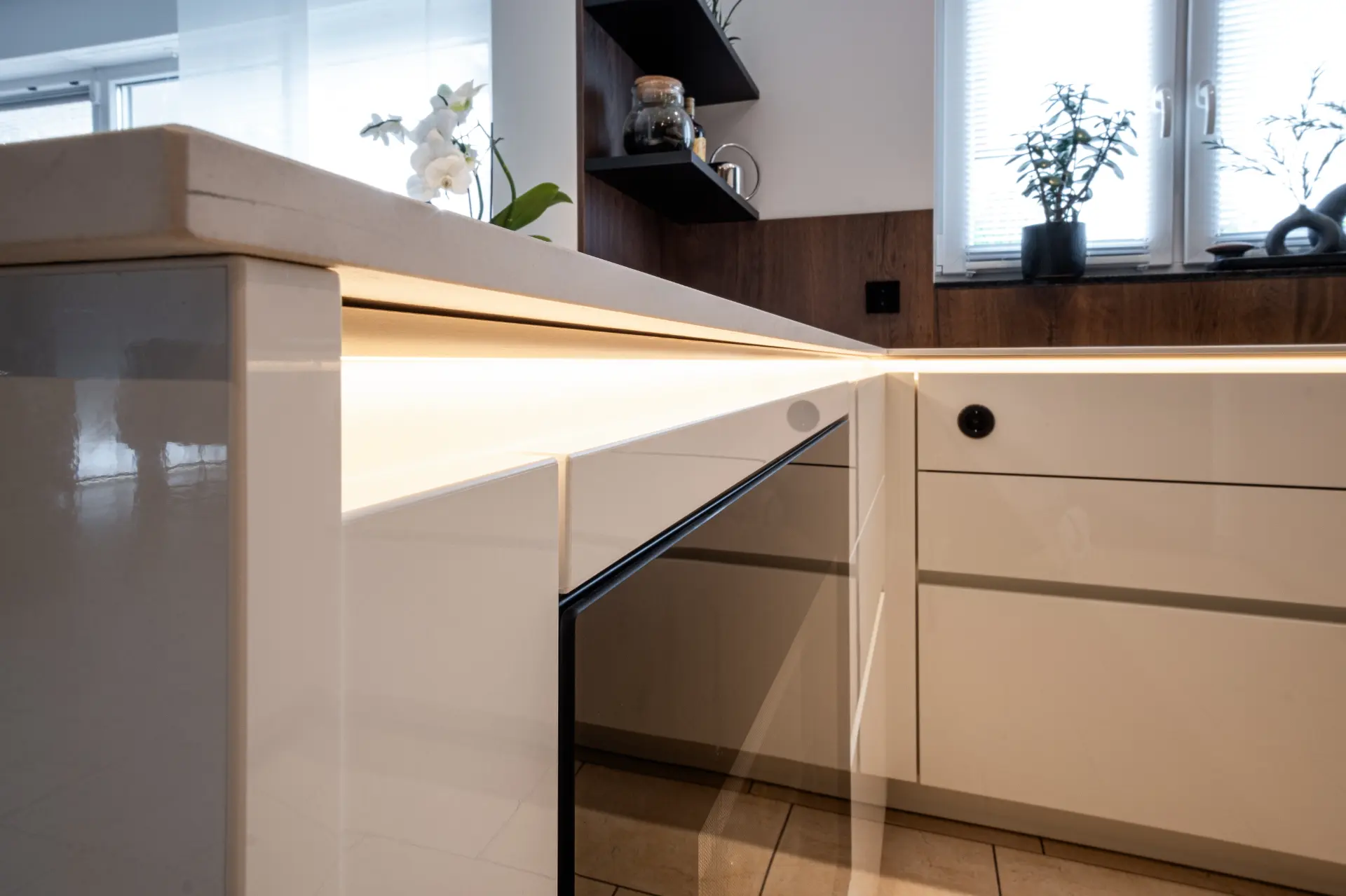 Grifflose Designküche in U-Form – Keramik und Nussbaum