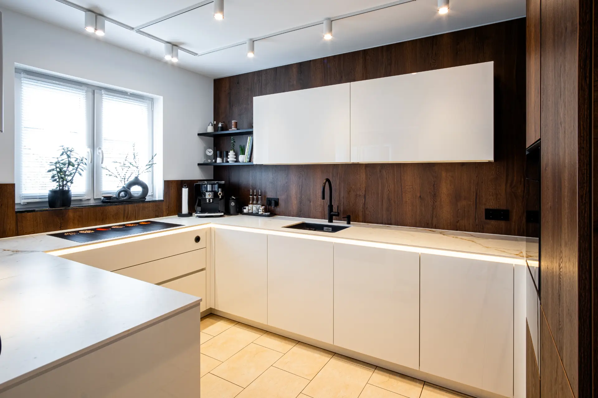 Grifflose Designküche in U-Form – Keramik und Nussbaum