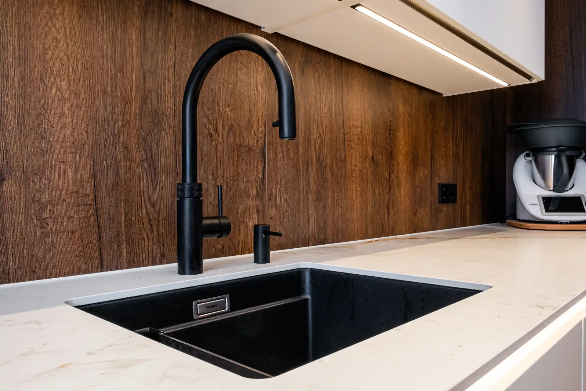 Grifflose Designküche in U-Form – Keramik und Nussbaum