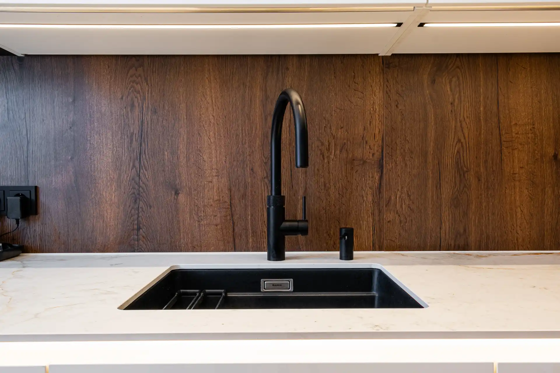 Grifflose Designküche in U-Form – Keramik und Nussbaum
