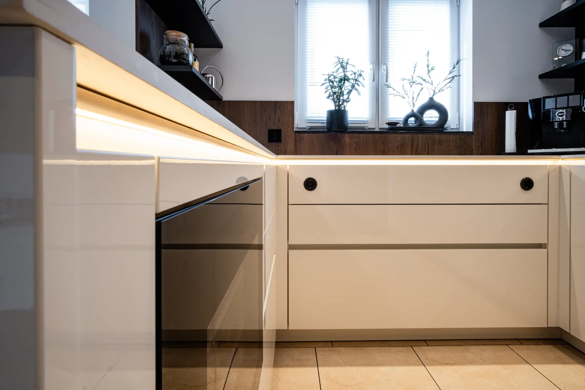 Grifflose Designküche in U-Form – Keramik und Nussbaum