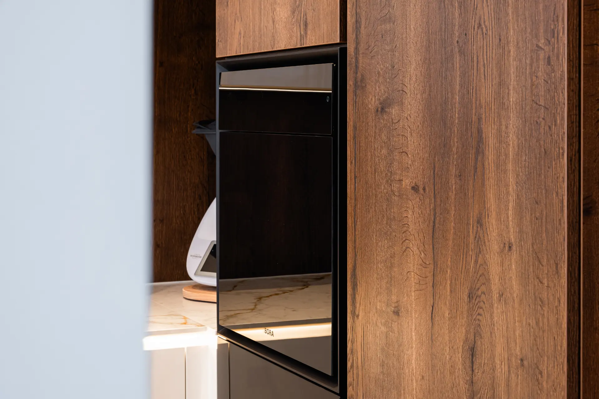 Grifflose Designküche in U-Form – Keramik und Nussbaum