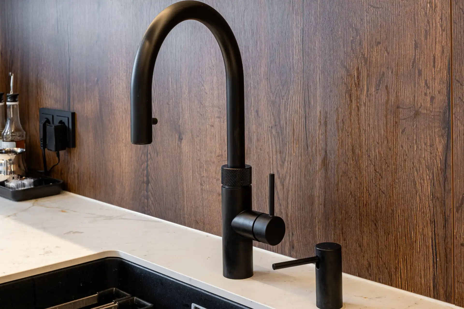 Grifflose Designküche in U-Form – Keramik und Nussbaum