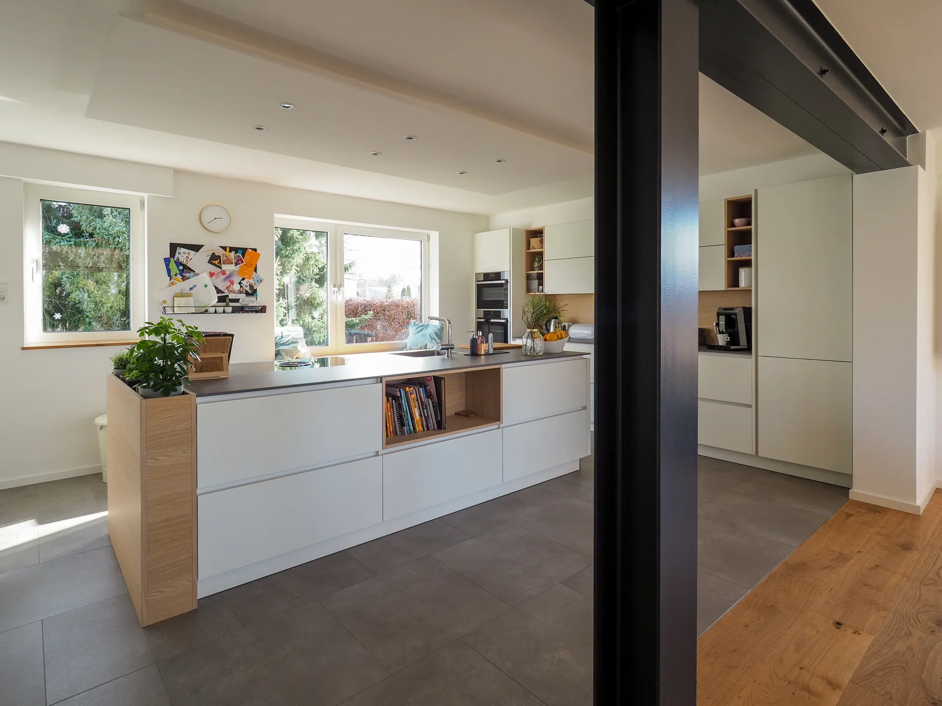 Designküche in Weiß – Häcker Küche grifflos in Weiß matt