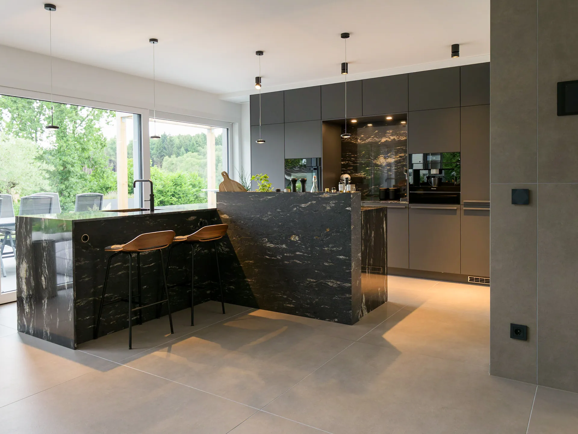 Designküche – Naturstein Küche mit markanter Struktur
