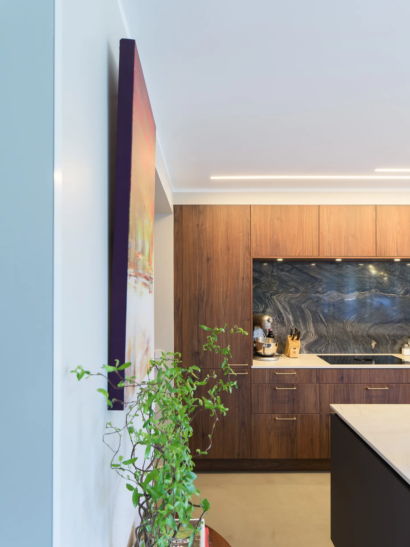 Designküche mit Kochinsel – Wohnküche mit Nussbaum-Dekor