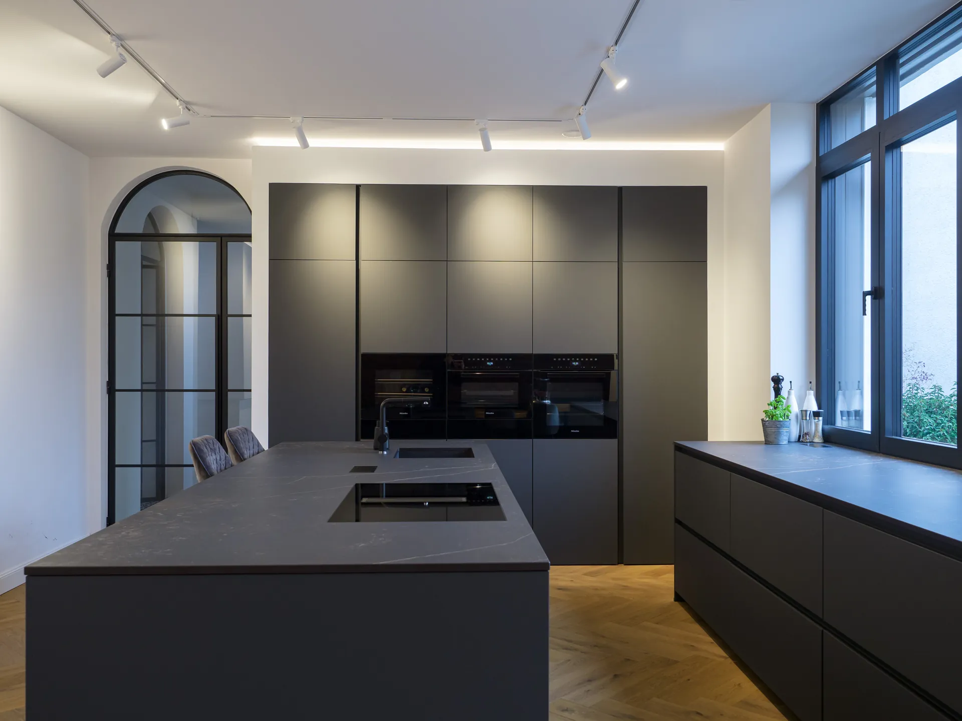 Designküche – Großzügige Wohnküche in Carbongrau