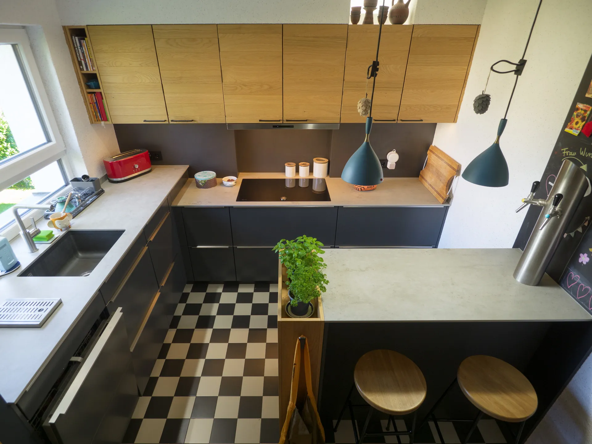 Designküche – Einbauküche in Carbongrau mit Stauraumlösung