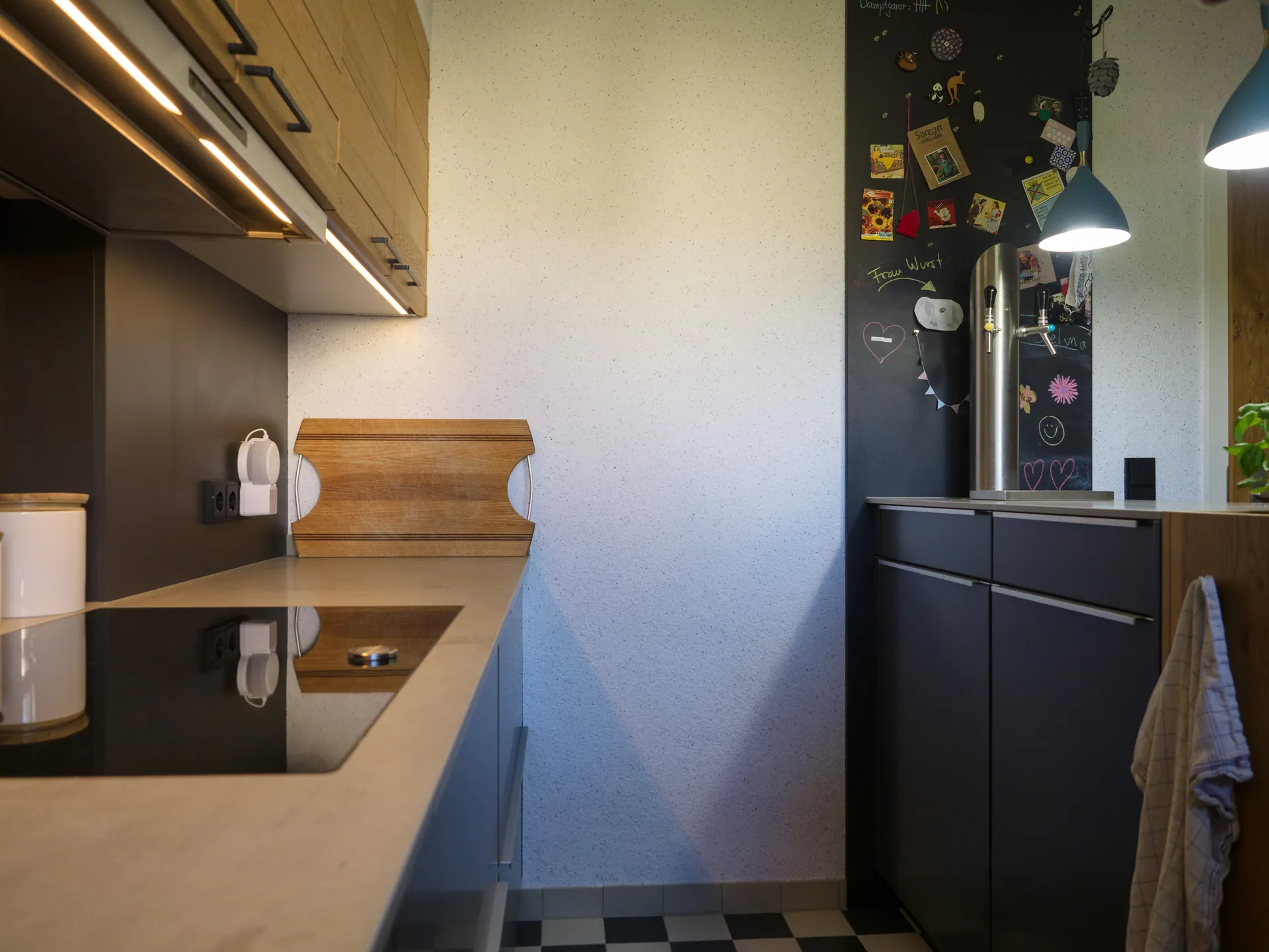 Designküche – Einbauküche in Carbongrau mit Stauraumlösung