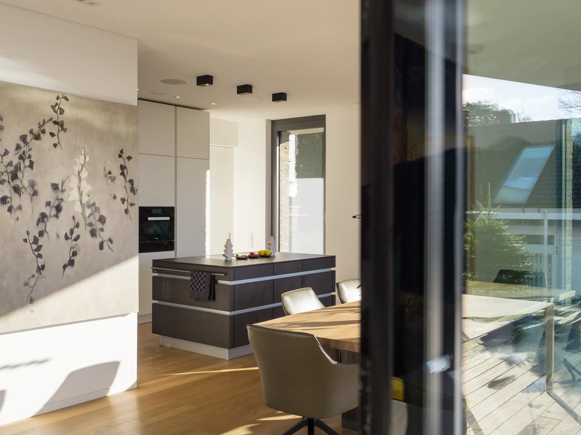 Designküche in Betonoptik – Großzügige Wohnküche mit Backkitchen