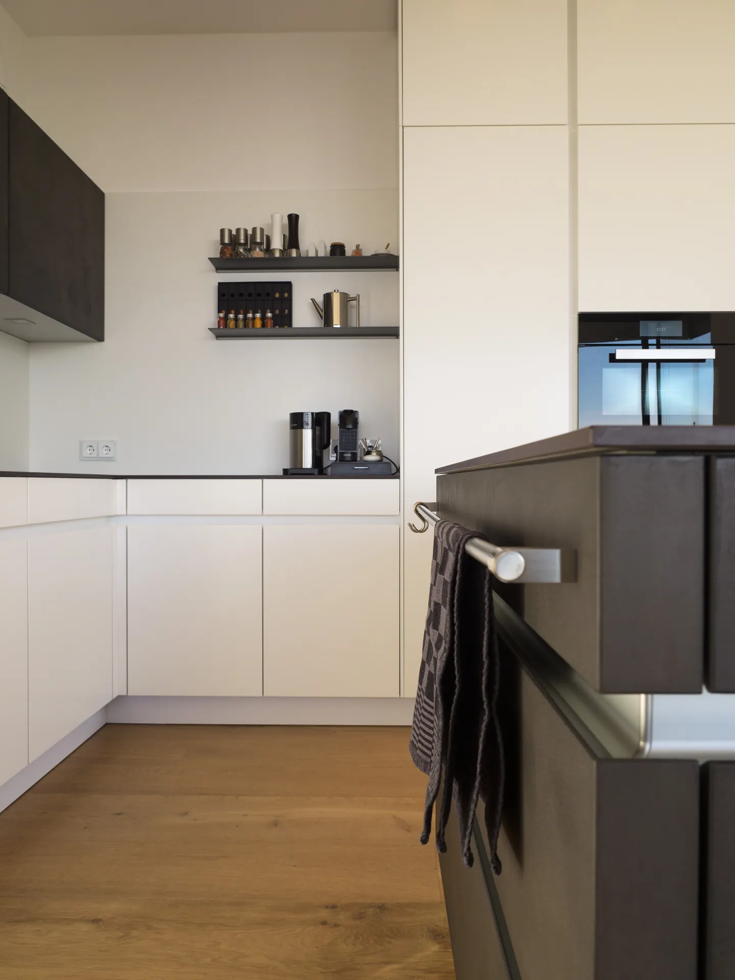 Designküche in Betonoptik – Großzügige Wohnküche mit Backkitchen