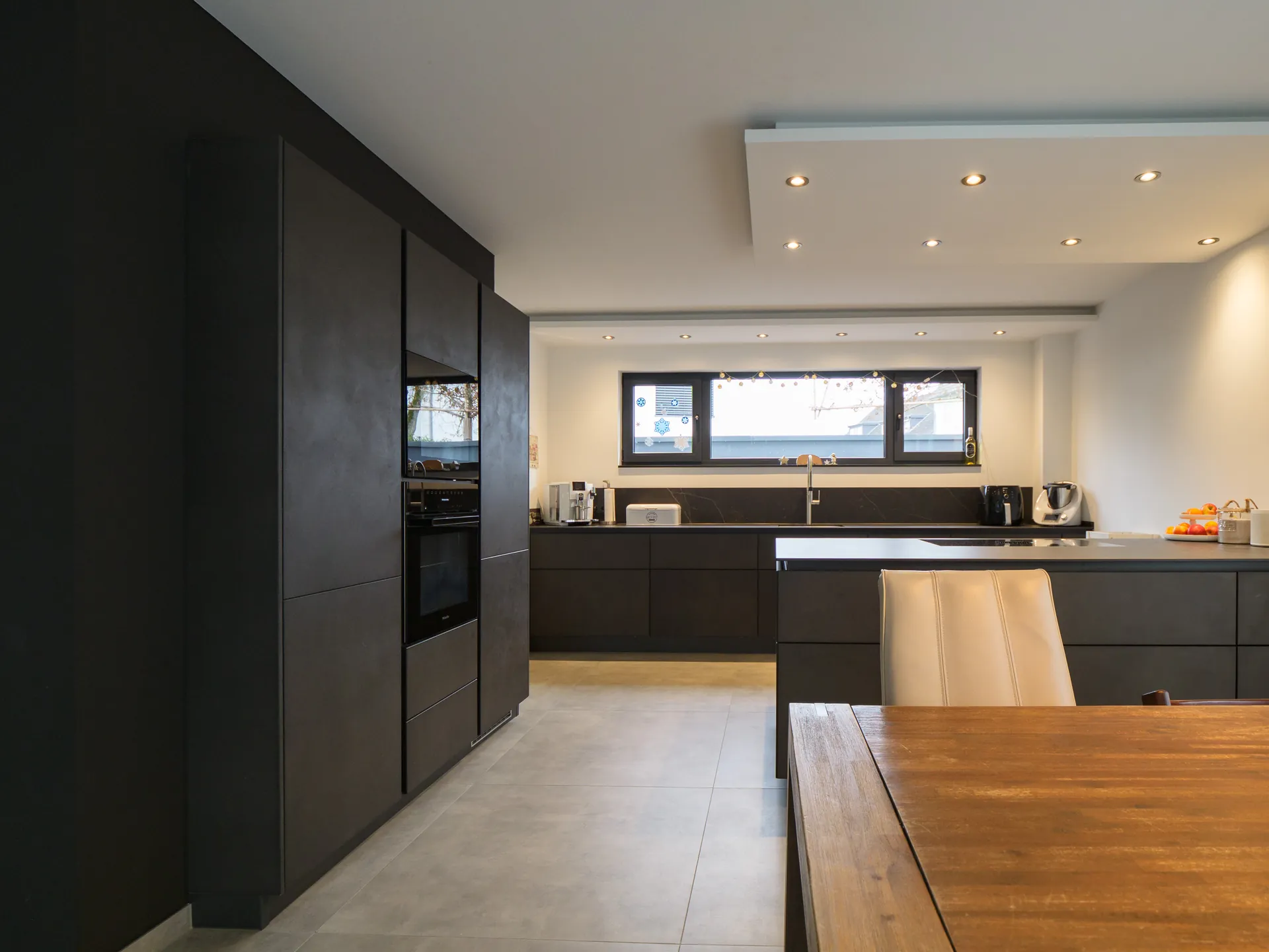 Designküche mit Kochinsel – Offene Wohnküche in Betonoptik