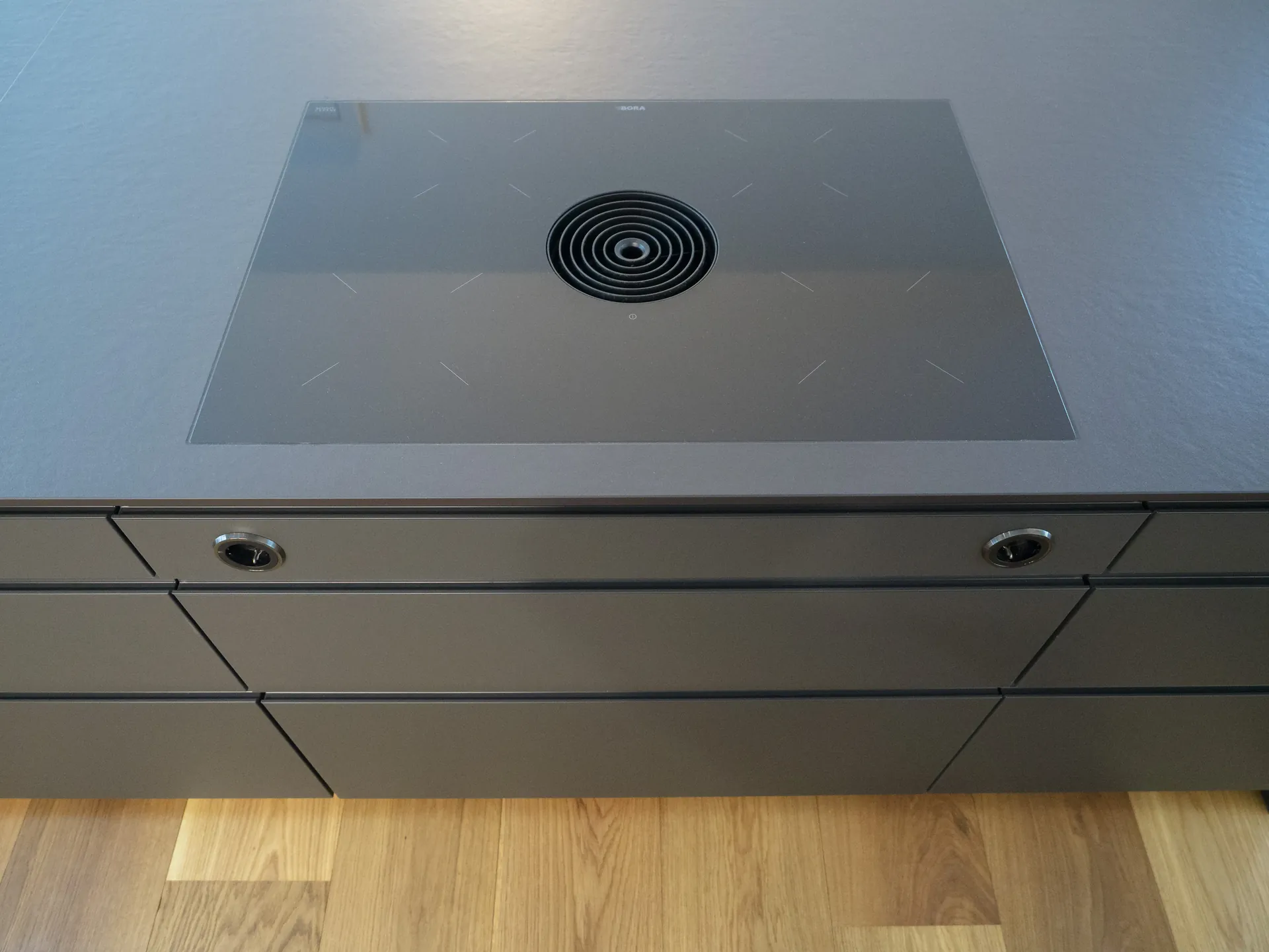 Designküche – Offene Wohnküche in Carbongrau mit Dekton