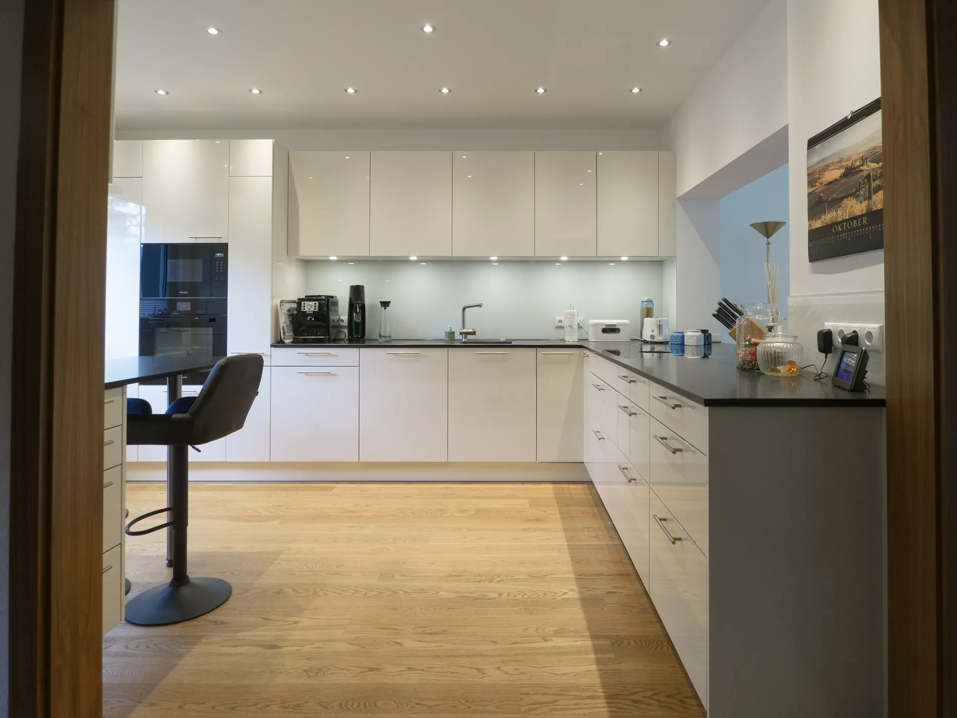Designküche – Wohnküche mit Durchreiche in Hochglanz Lack