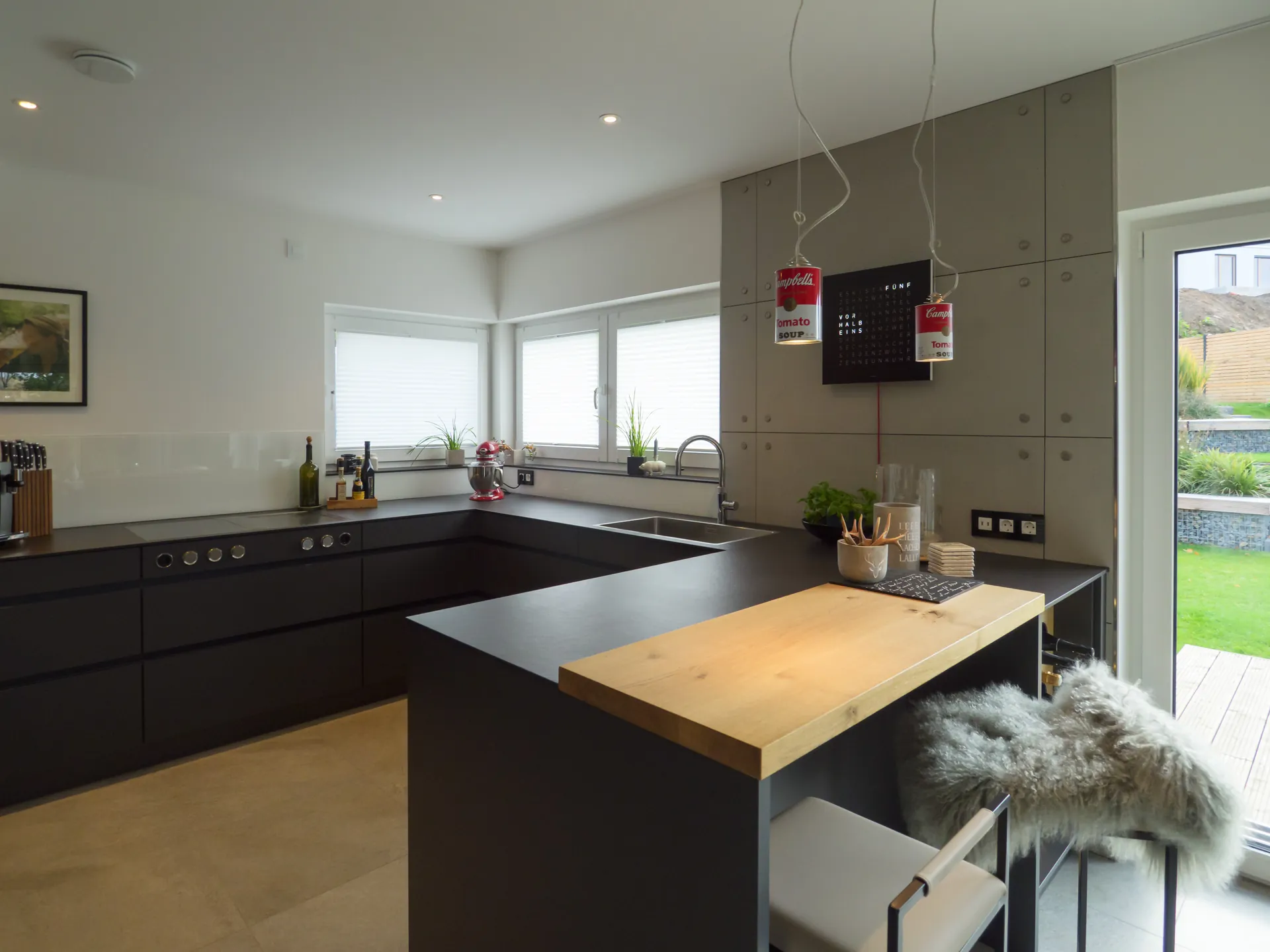 Designküche – Grifflose Küche in Carbongrau mit Gaggenau und Bora