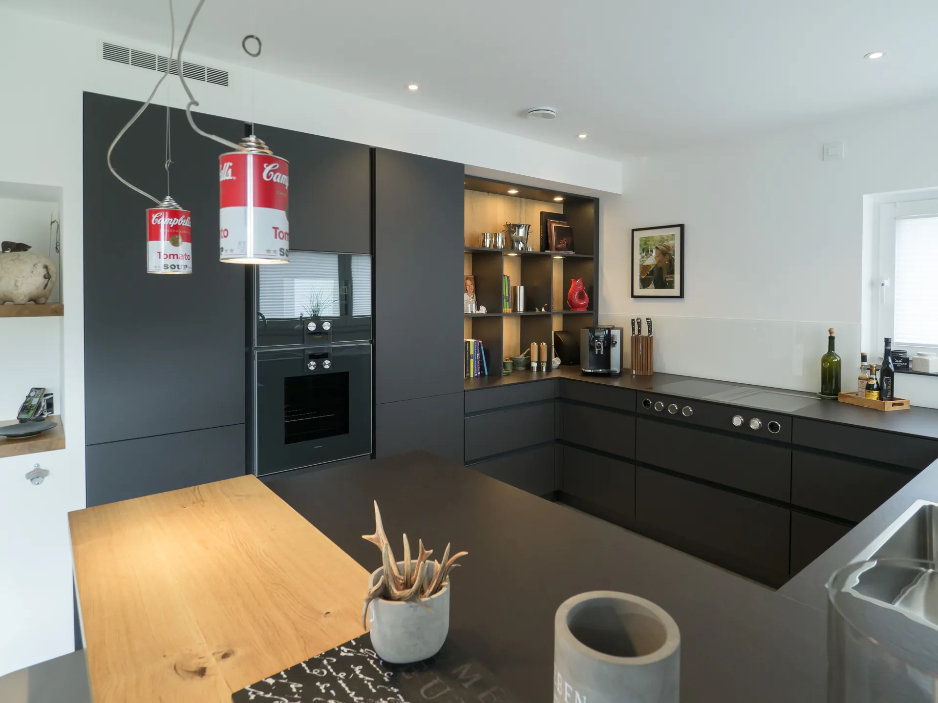 Designküche – Grifflose Küche in Carbongrau mit Gaggenau und Bora