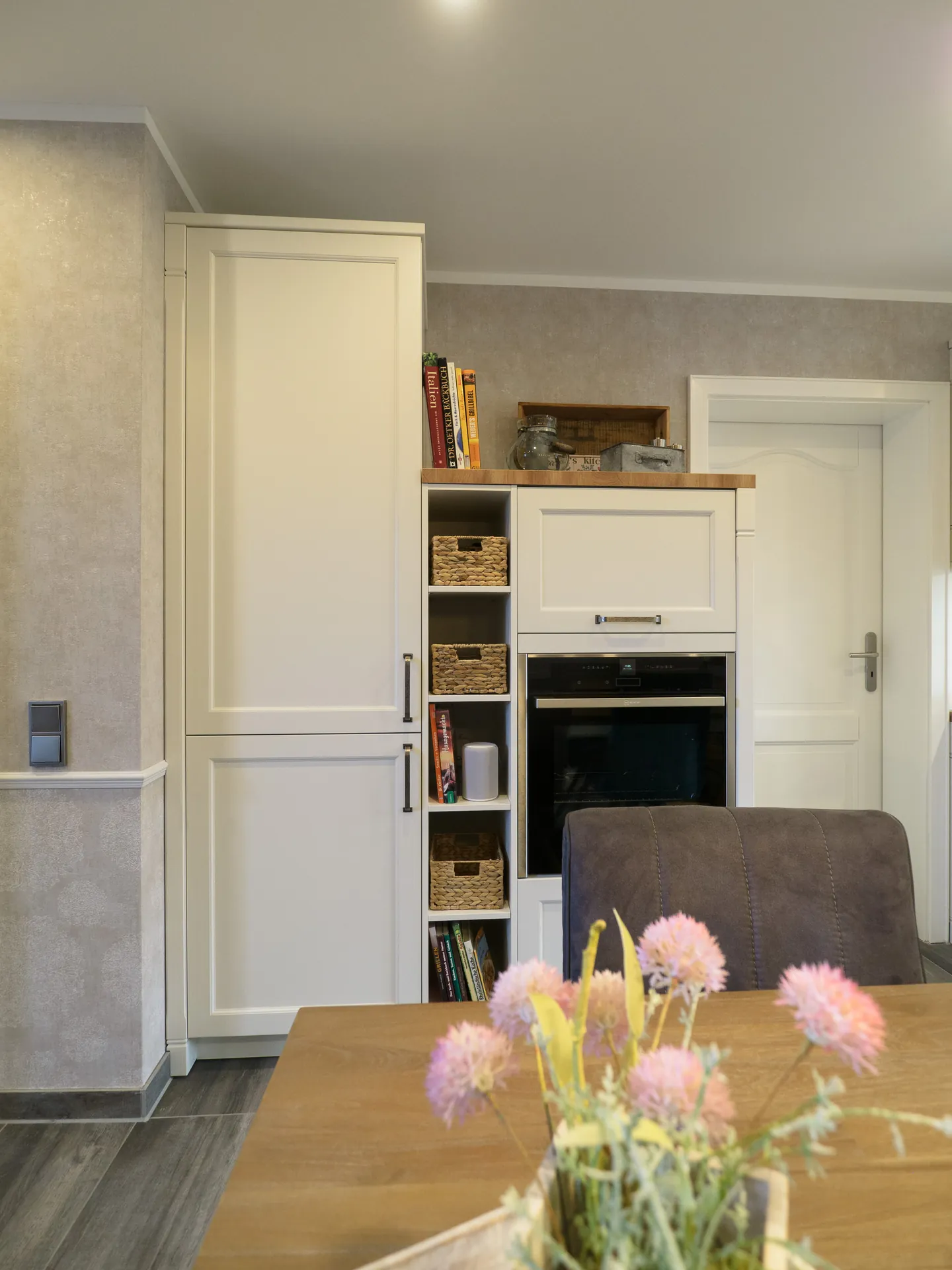 Landhausküche – Großzügige Wohnküche in massiver Esche