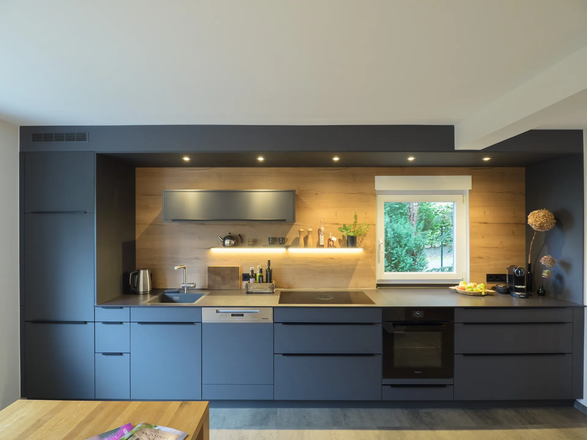 Designküche – Offene Wohnküche in Carbongrau mit Keramik