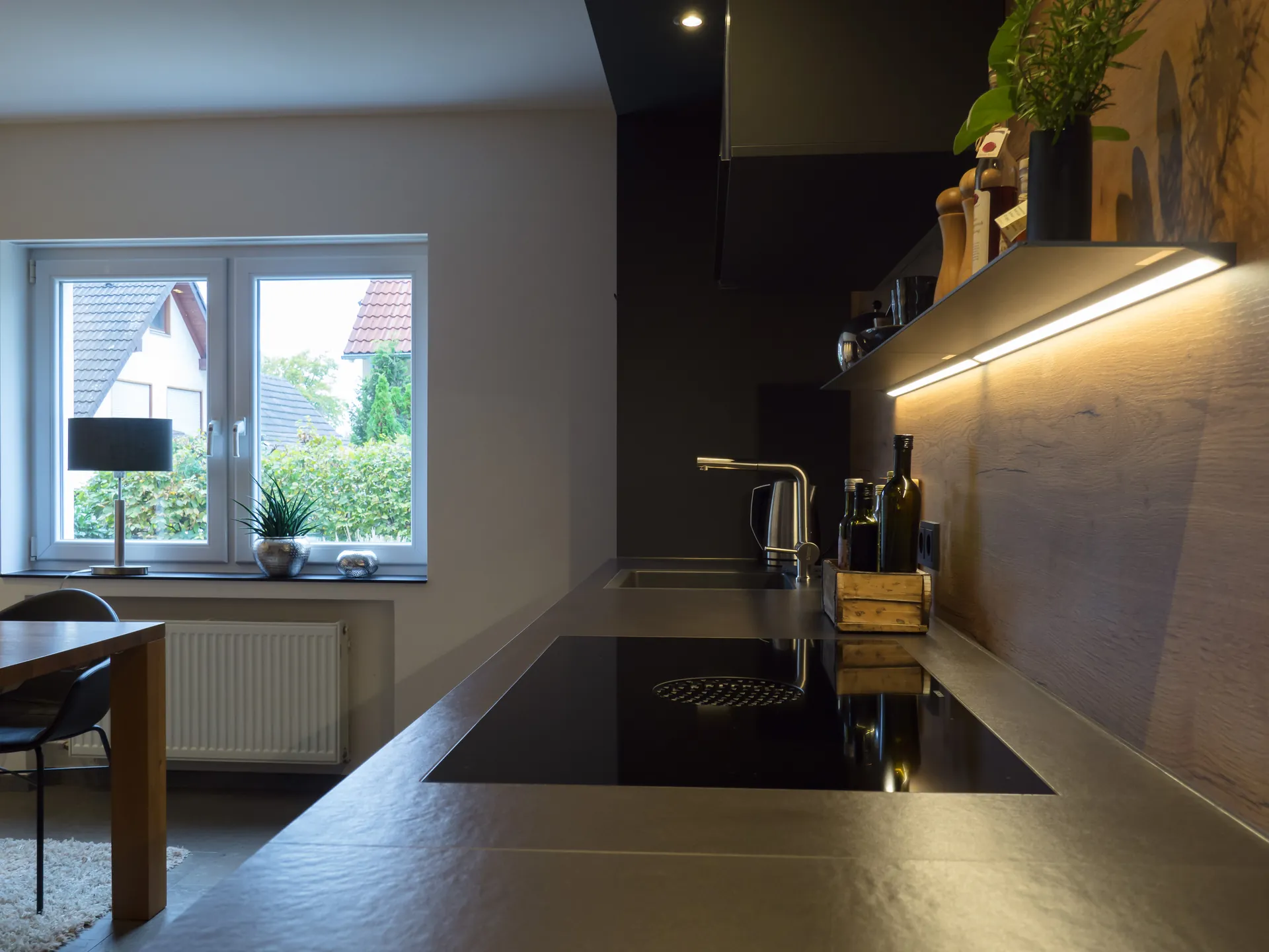 Designküche – Offene Wohnküche in Carbongrau mit Keramik