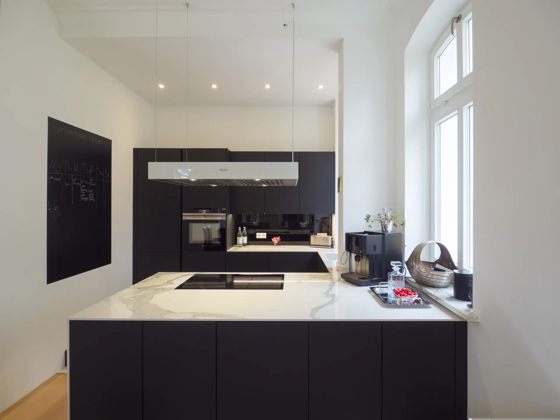 Designküche in Schwarz – Häcker Küche in Schwarz matt mit Keramik