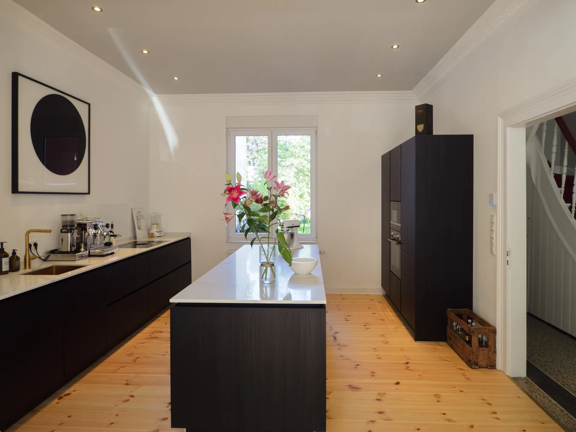 Designküche in Schwarz – Grifflose Küche mit Quarzstein-Arbeitsplatte