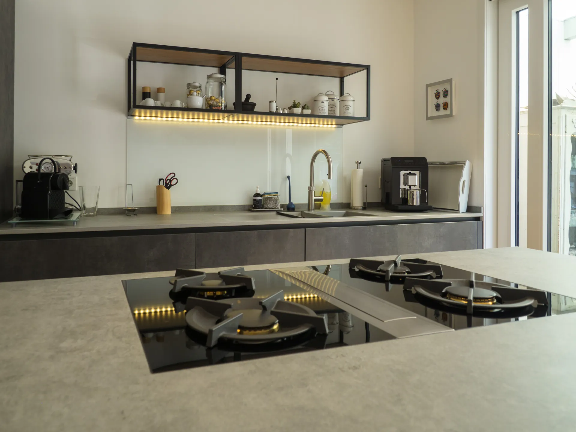 Designküche in Betonoptik – Zweifarbige grifflose Küche mit Keramik