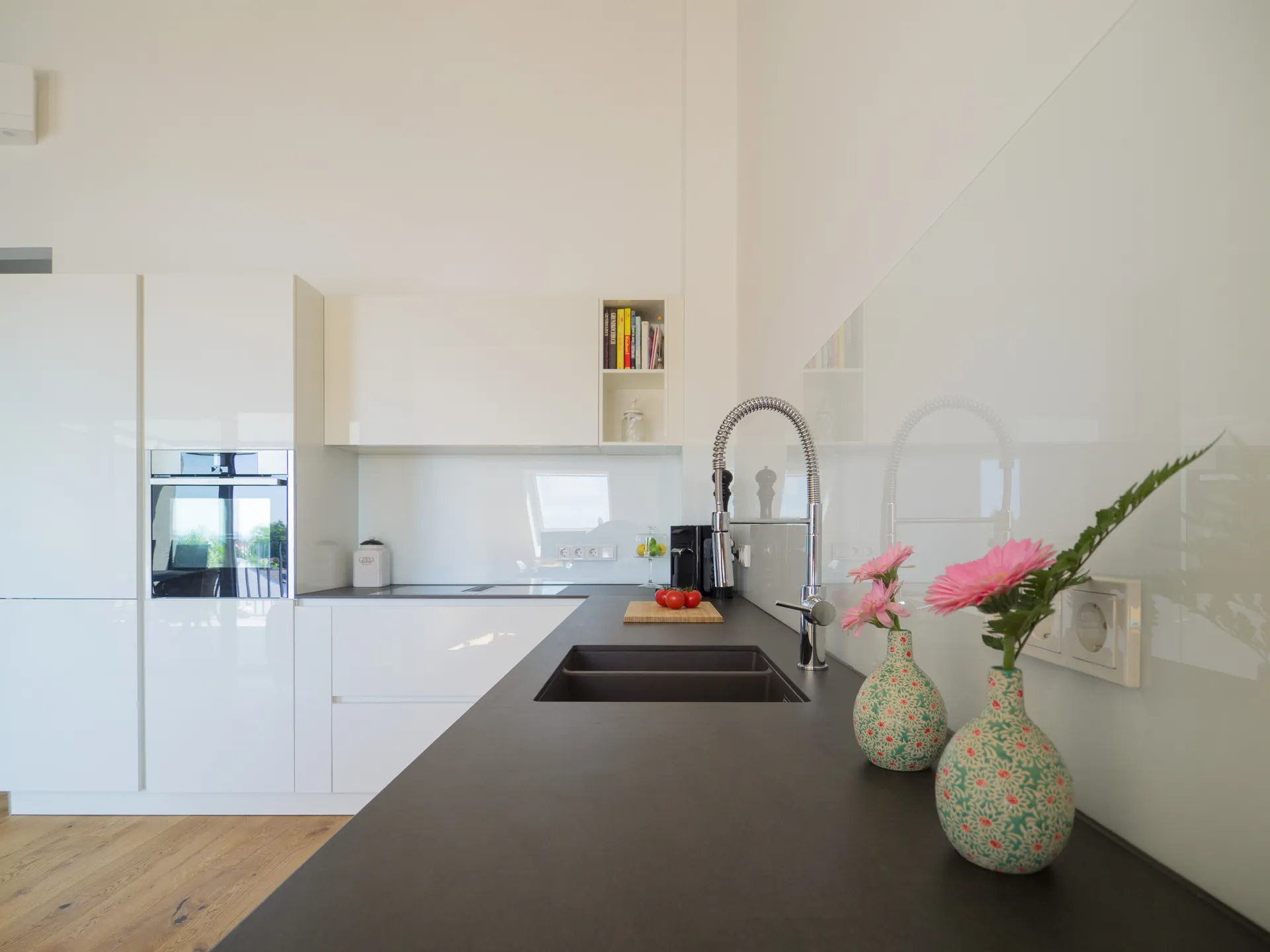 Designküche – Häcker Küche Weiß Hochglanz mit Keramikarbeitsplatte