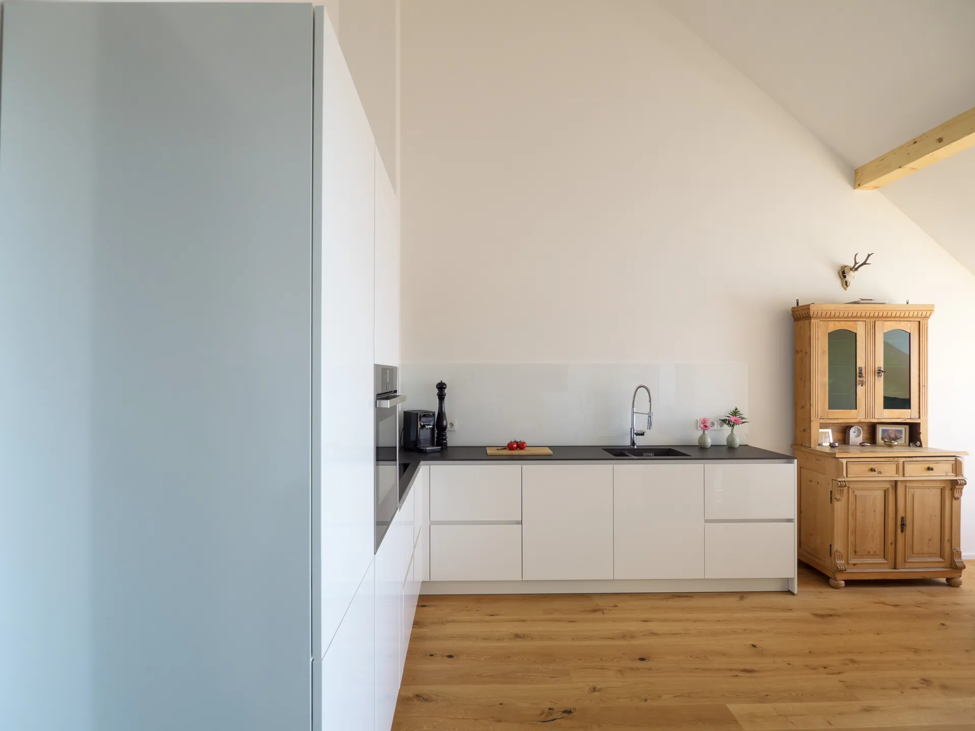 Designküche – Häcker Küche Weiß Hochglanz mit Keramikarbeitsplatte