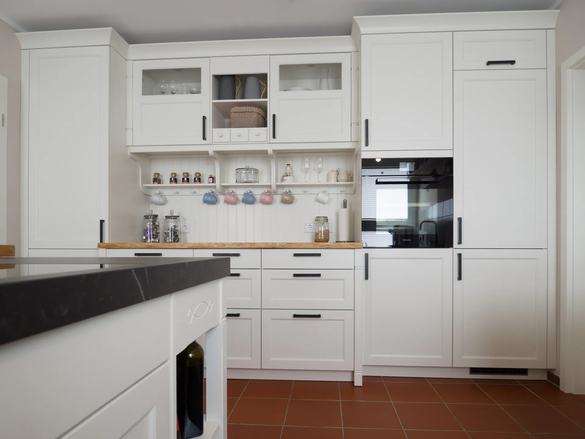 Landhausküche – Häcker Landhausküche in Esche Weiß mit Eiche