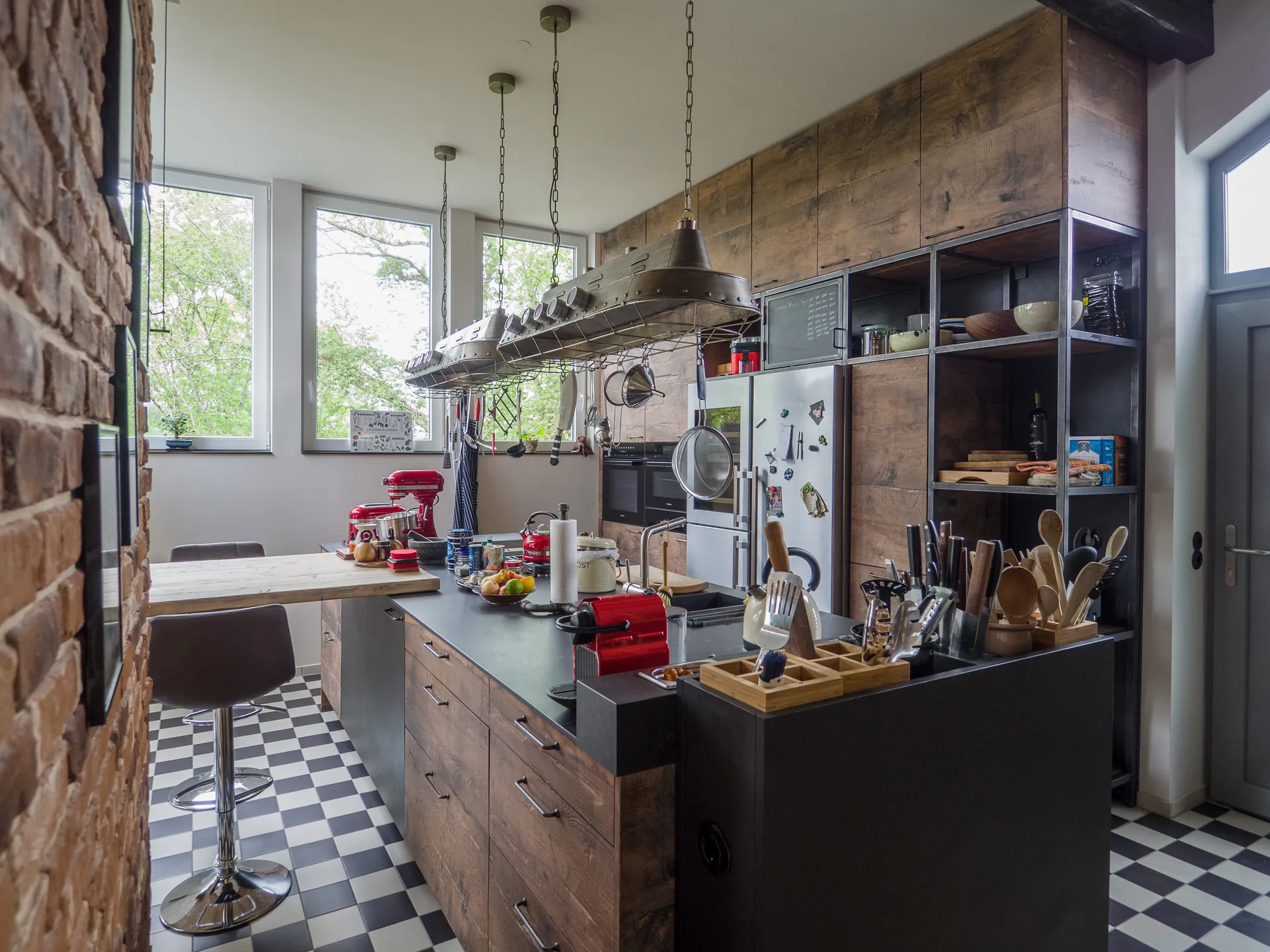 Designküche in Holz – Individuelle Schreinerküche aus Altholz