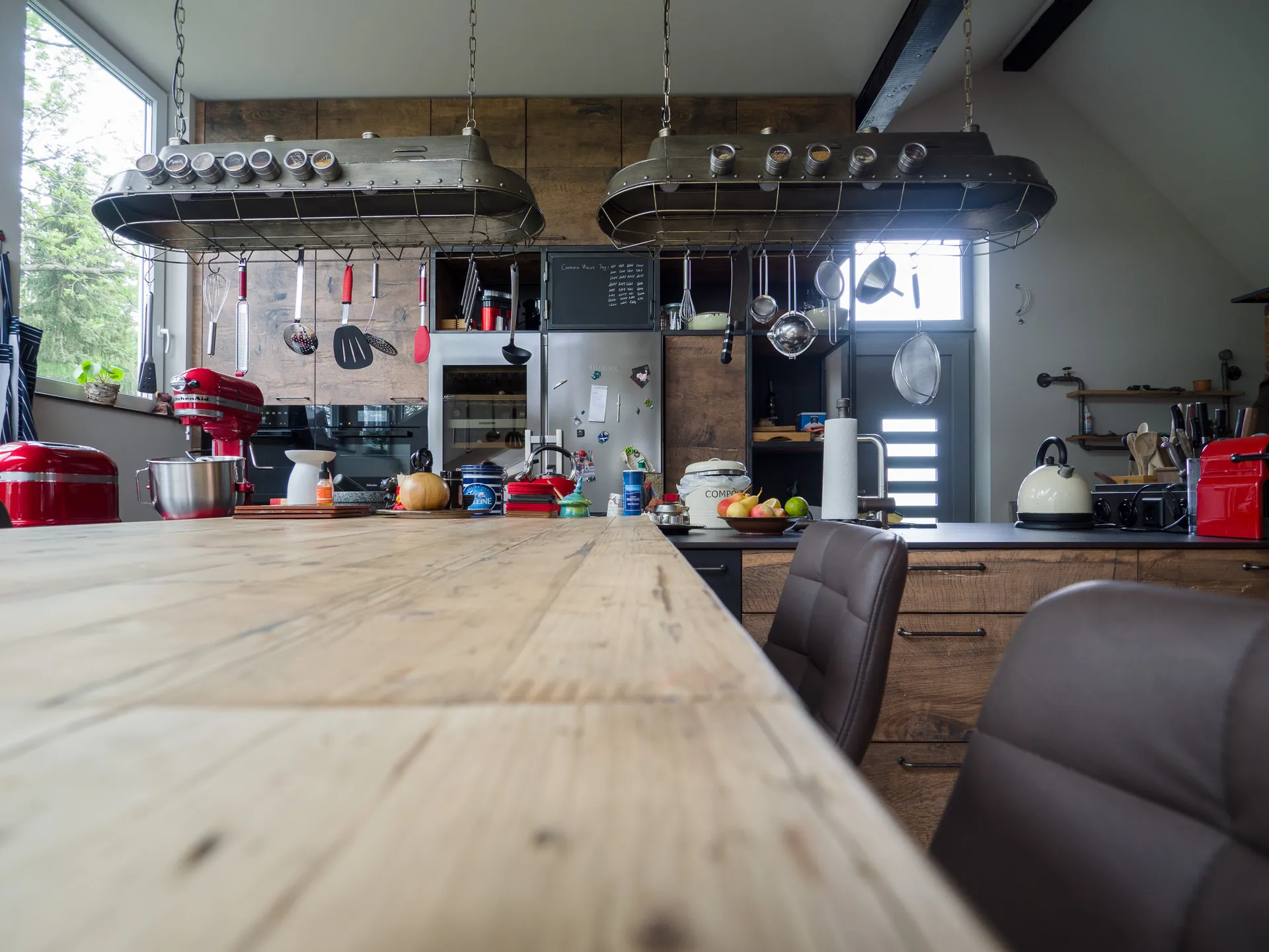 Designküche in Holz – Individuelle Schreinerküche aus Altholz