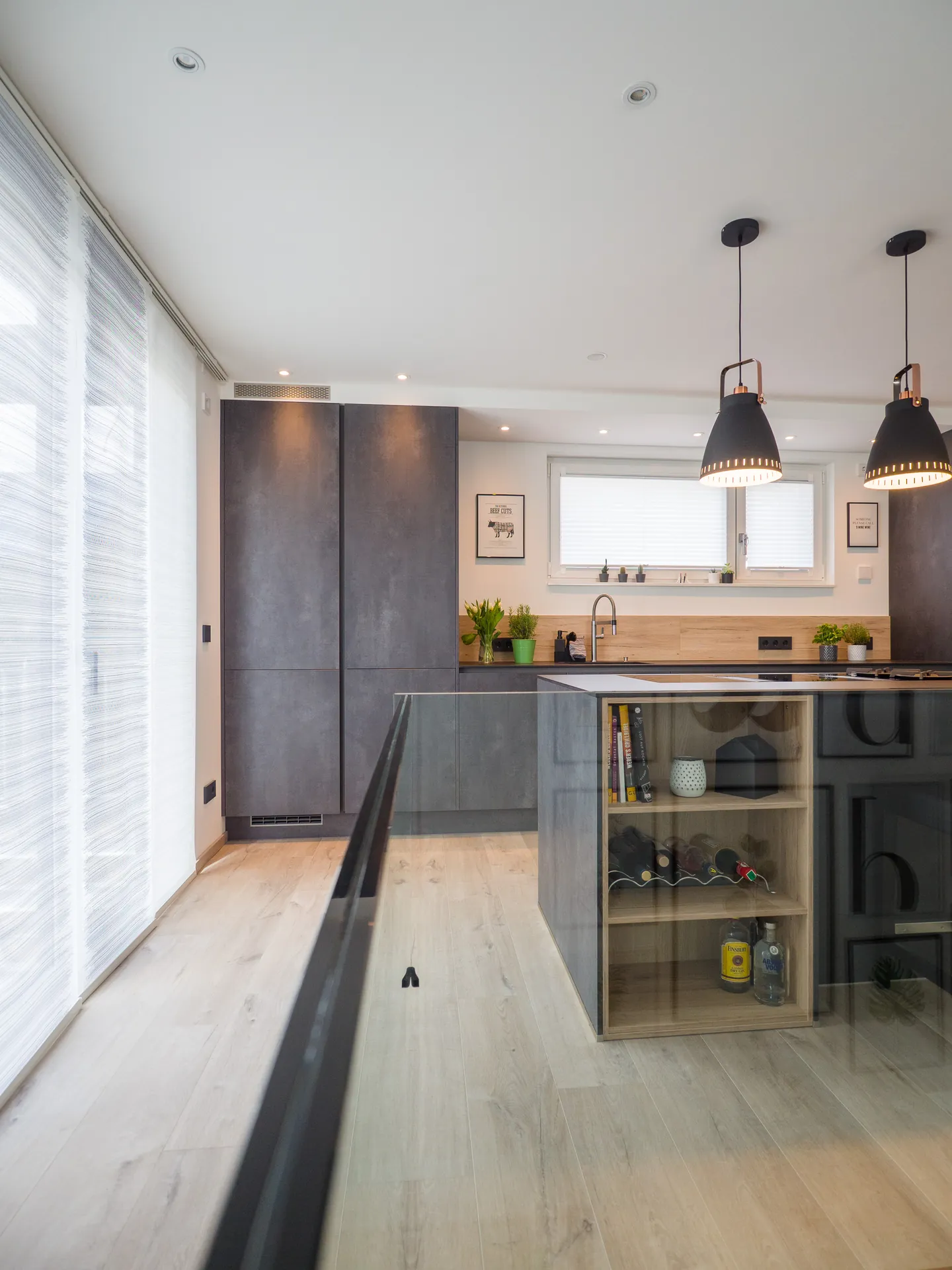 Designküche in Betonoptik – Häcker Küche mit Regalelementen