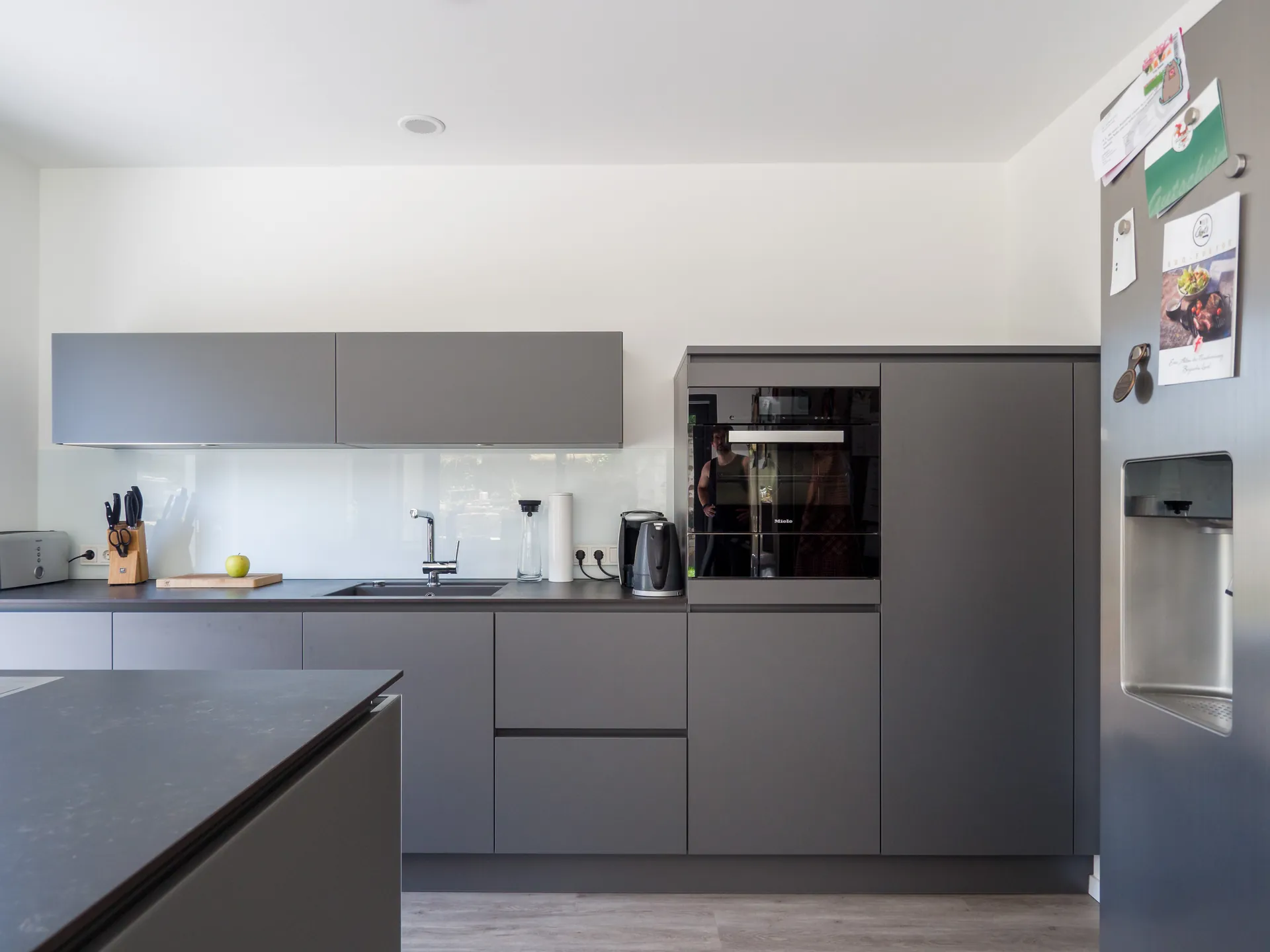 Designküche – Häcker Küche in Lavagrau mit Dekton-Arbeitsplatte