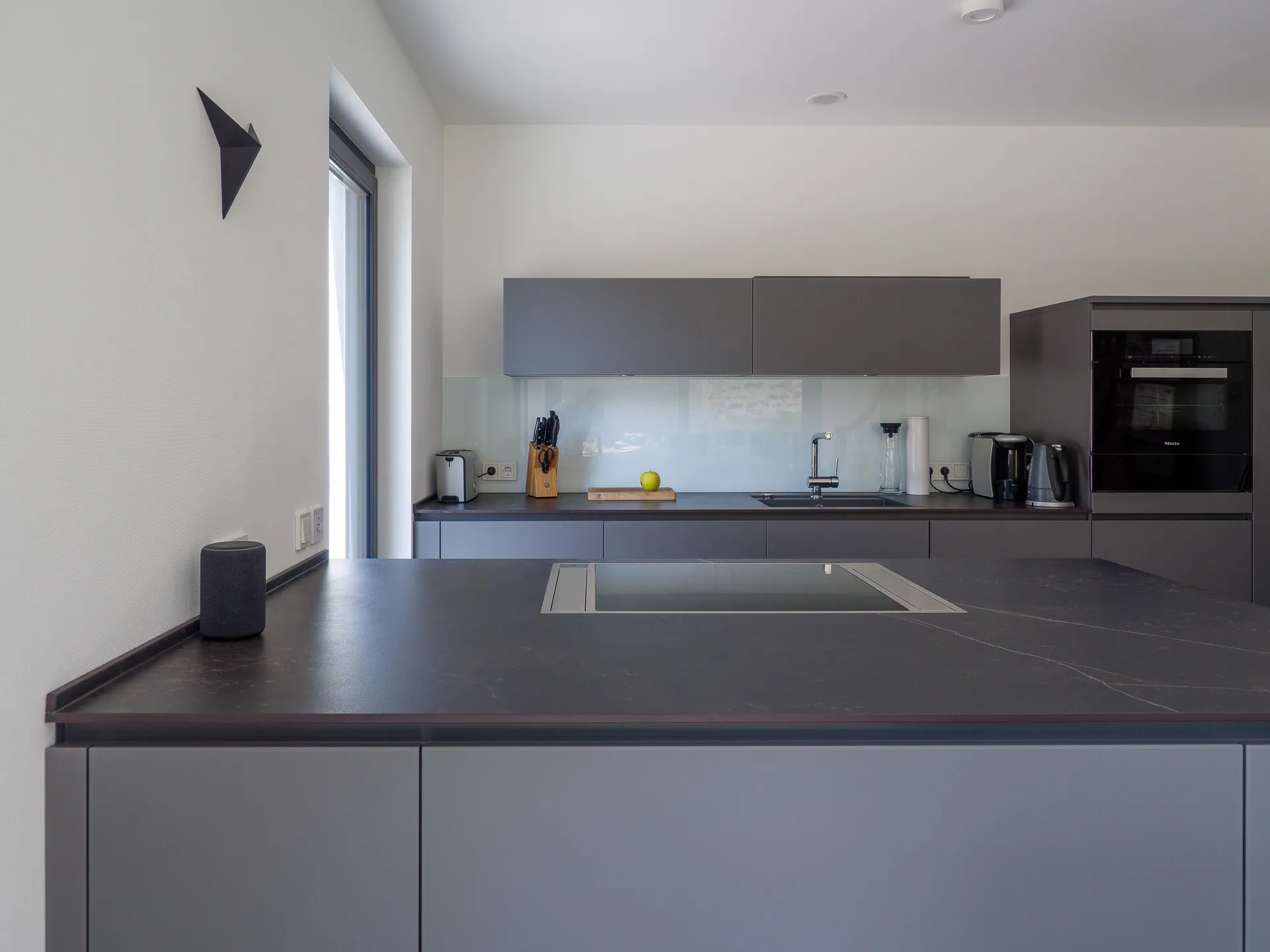 Designküche – Häcker Küche in Lavagrau mit Dekton-Arbeitsplatte