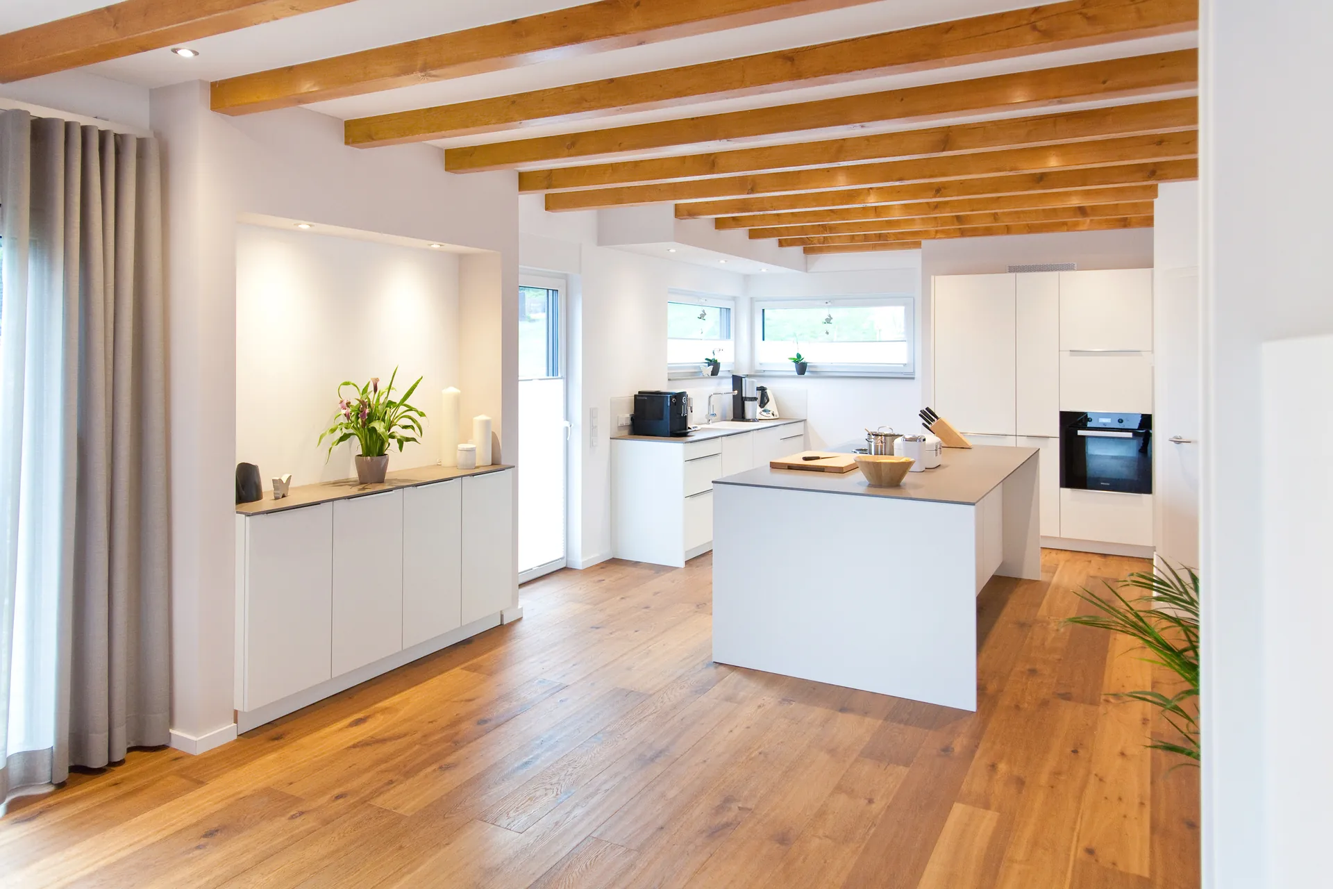 Designküche – Moderne weiße Küche im Landhausstil interpretiert