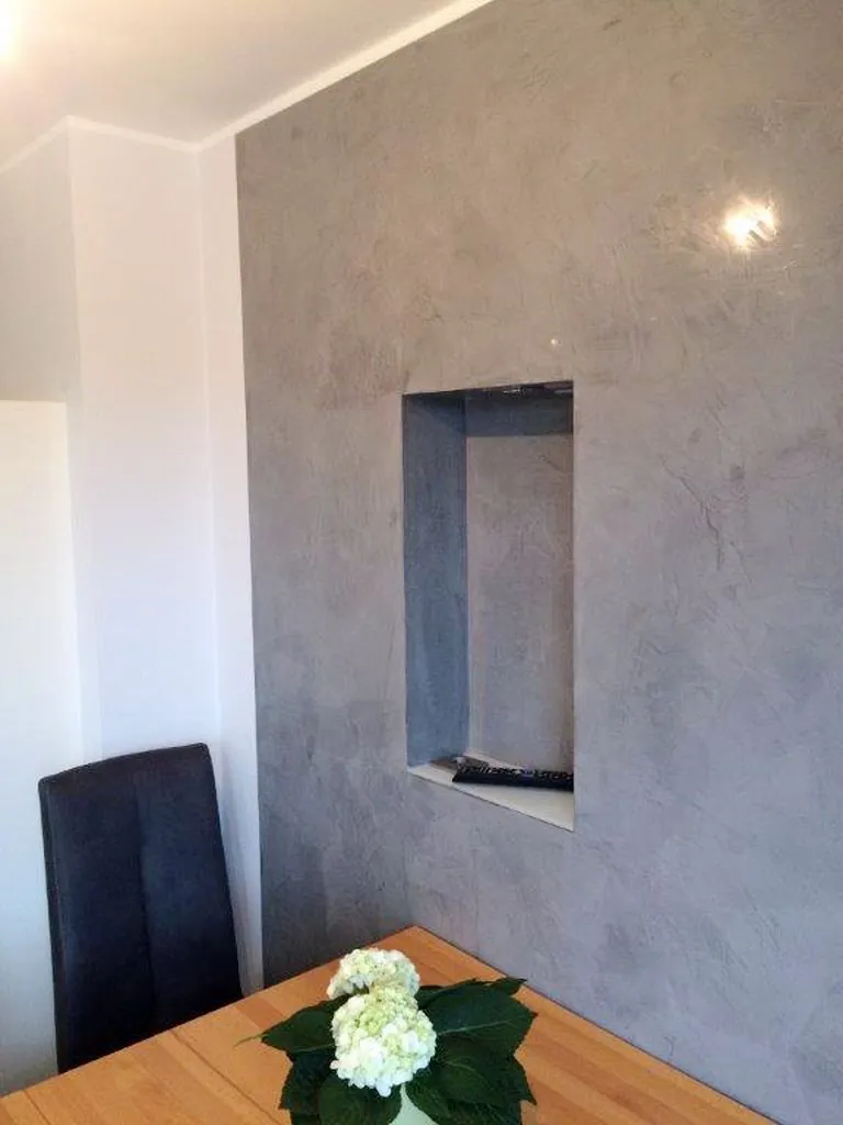 Klassische Küche – Betonoptik mit Induktionsfeld und Berbel Dunstabzug